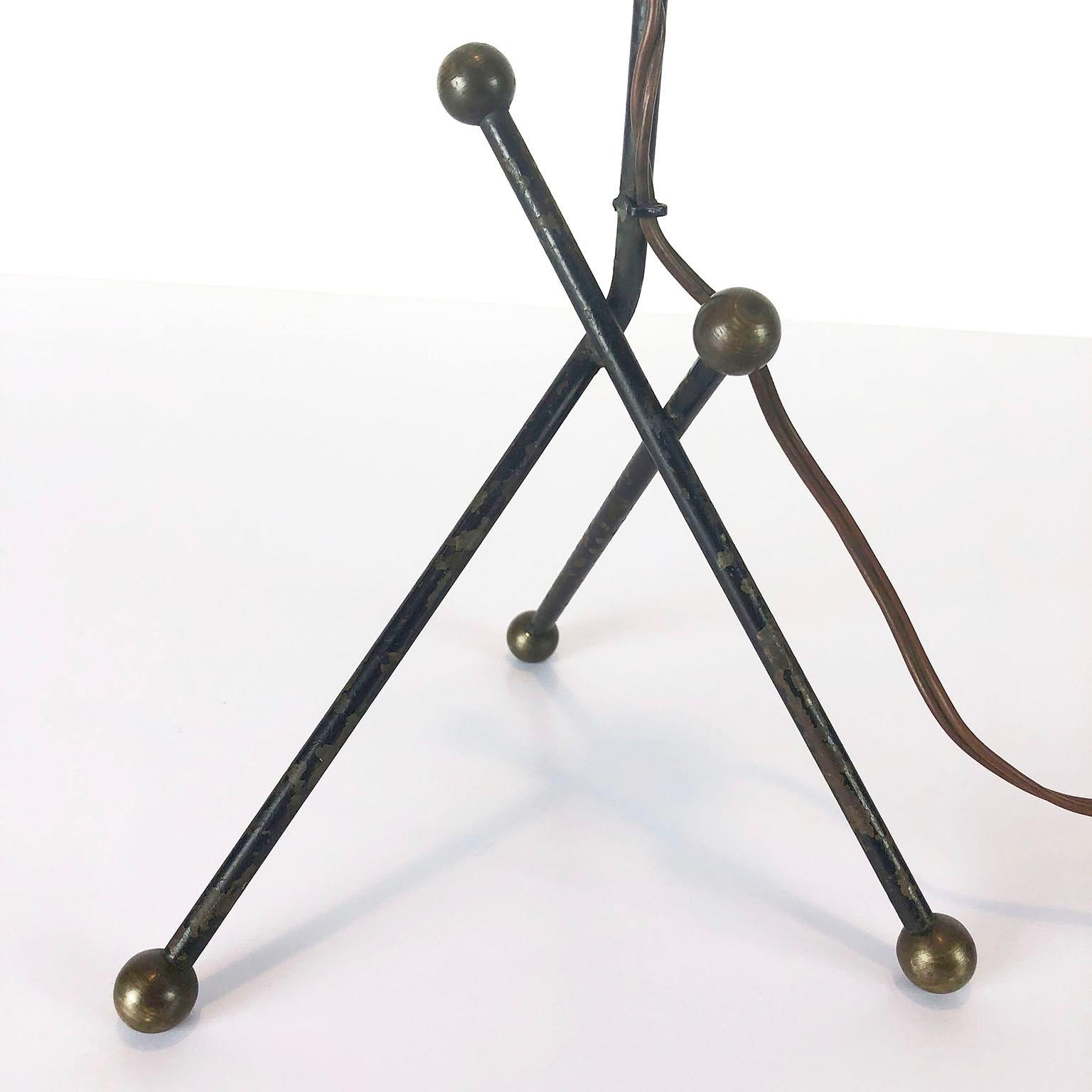 Nous vous proposons cette petite lampe avec des boules en laiton sur les coins et une patine étonnante attribuée à Arturo Pani, vers 1950.