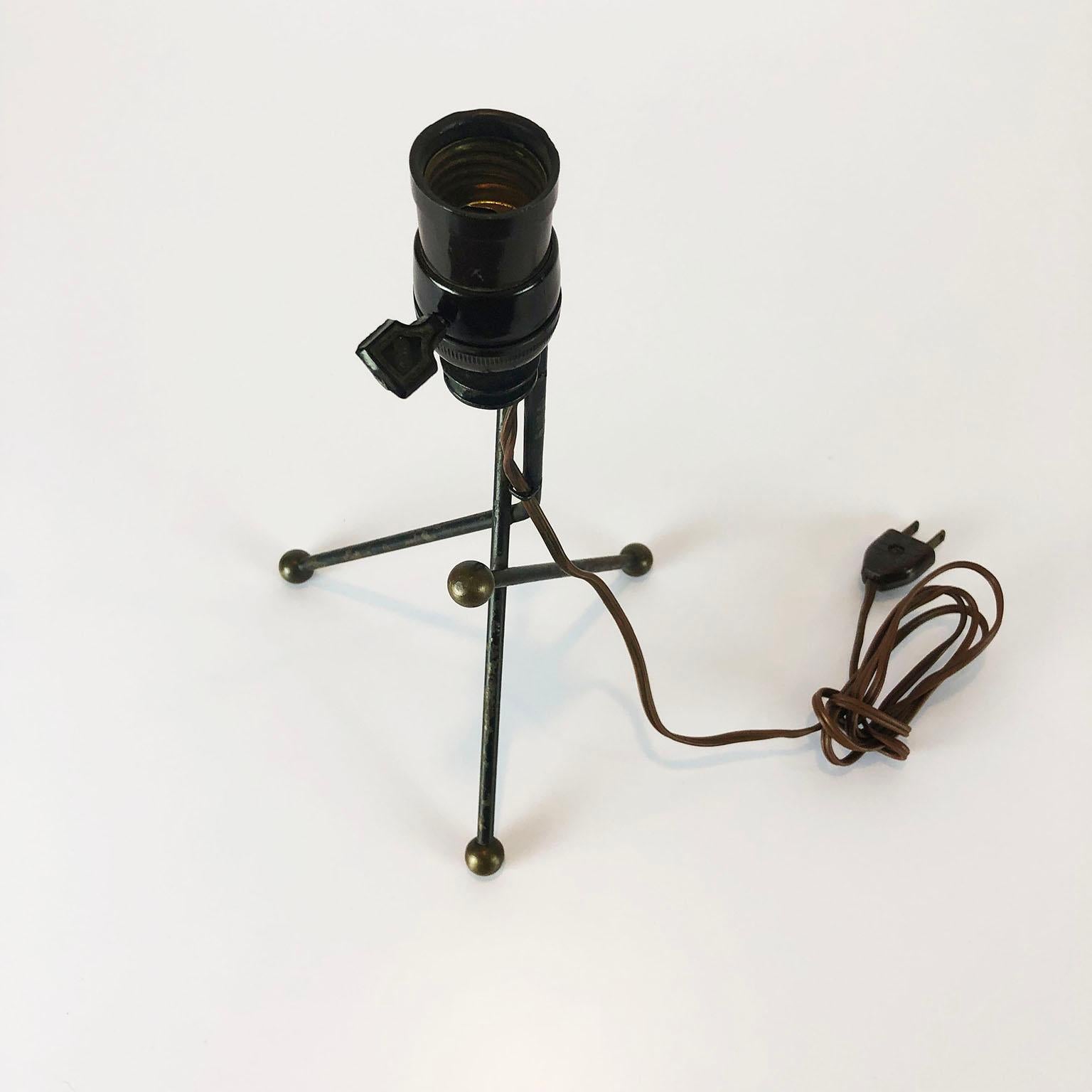 Mid-Century Modern Petite lampe en fer et laiton attribuée à Arturo Pani en vente