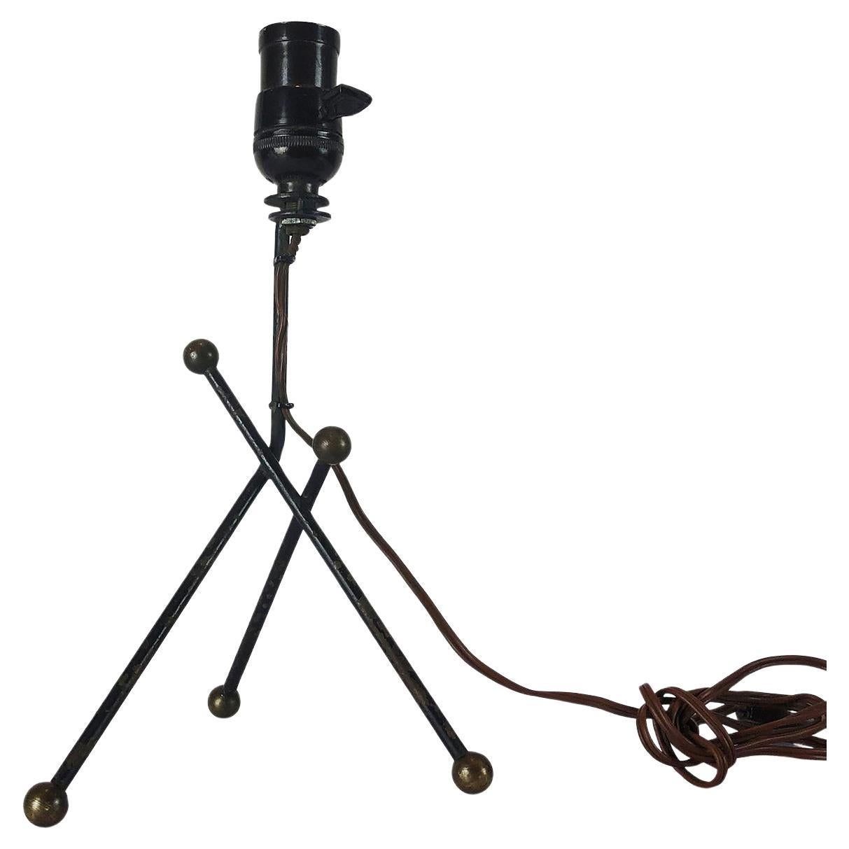 Petite lampe en fer et laiton attribuée à Arturo Pani en vente