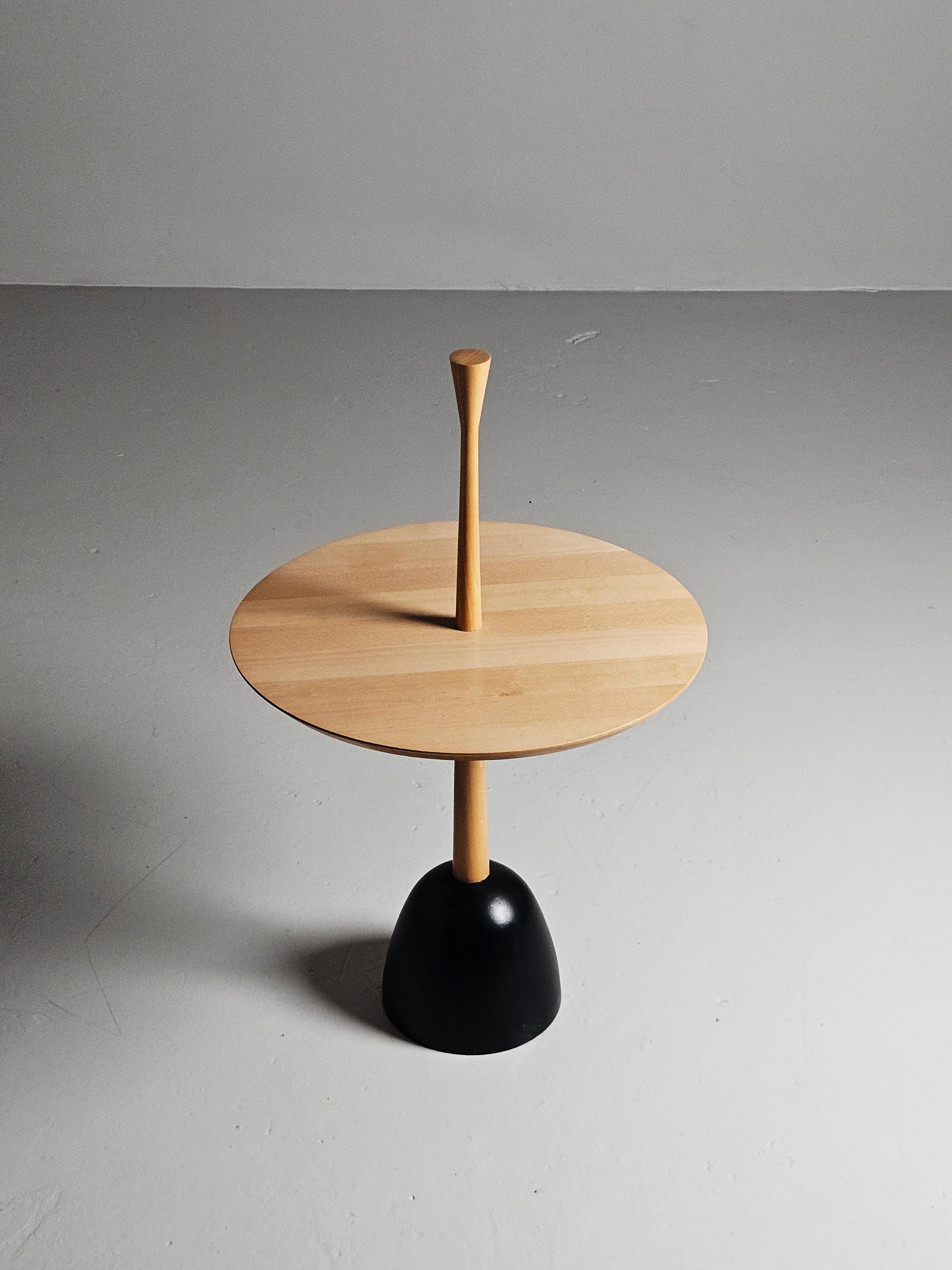 Couchtisch, hergestellt von Haslev in Dänemark in den 1960er Jahren.

Hergestellt aus massiver Eiche, montiert auf einem Fuß aus Gusseisen. Die Tischplatte ist um die Säule drehbar. 

Die Gesamthöhe mit Säule beträgt 31,10 in(79cm).

