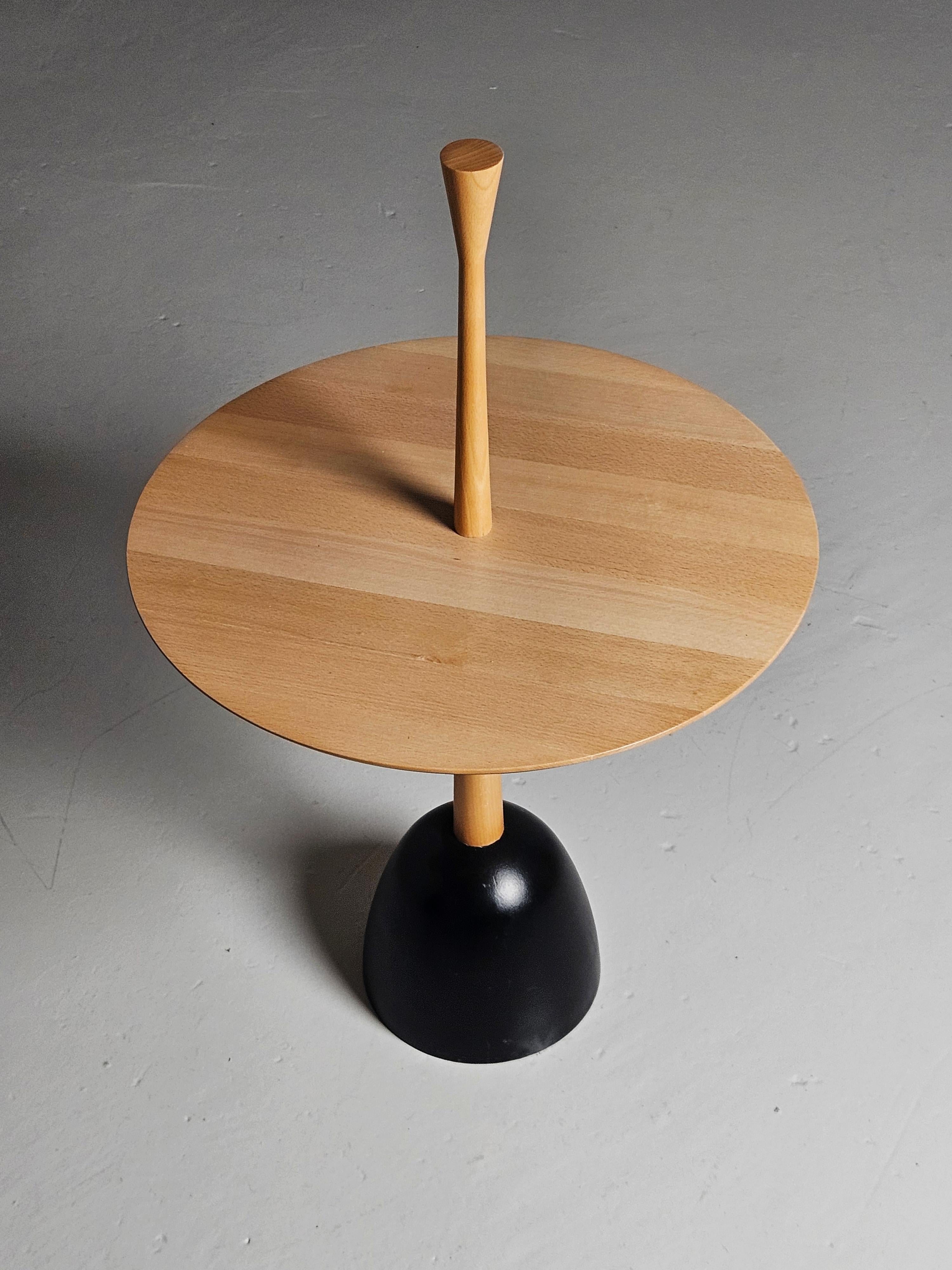 Scandinave moderne Petite table basse en fer et en chêne par Haslev, Danemark, années 1960 en vente