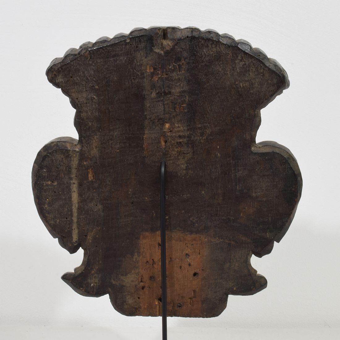 Kleiner italienischer Barockmantel aus geschnitztem Holz aus dem 17./18. Jahrhundert im Angebot 4
