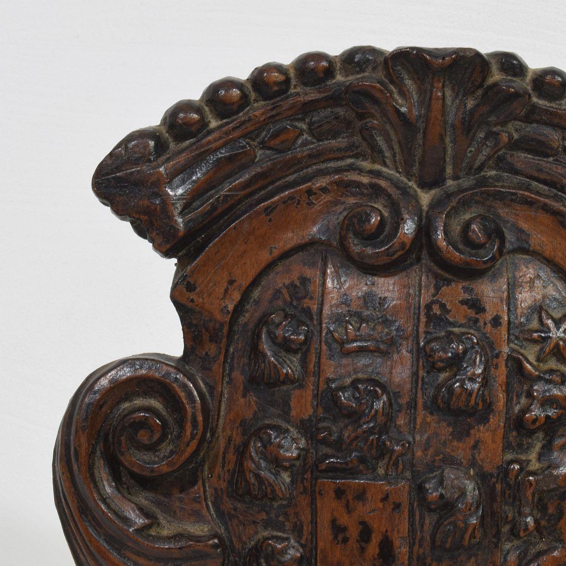 Small Italian 17/18th Century Baroque Carved Wooden Coat of Arms For Sale 6