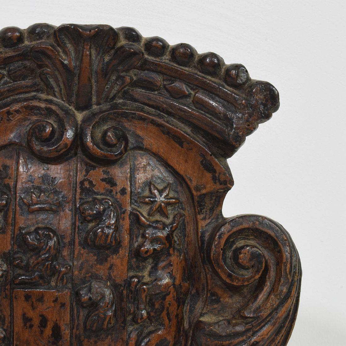 Small Italian 17/18th Century Baroque Carved Wooden Coat of Arms For Sale 7