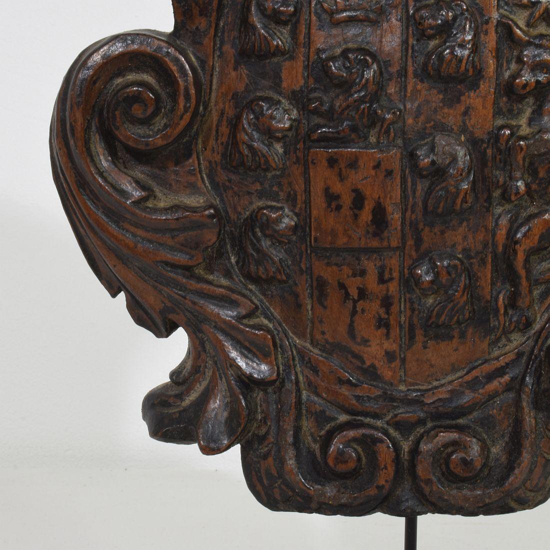 Small Italian 17/18th Century Baroque Carved Wooden Coat of Arms For Sale 8