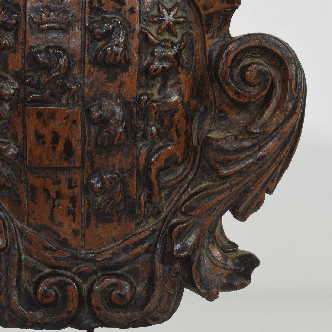 Small Italian 17/18th Century Baroque Carved Wooden Coat of Arms For Sale 9