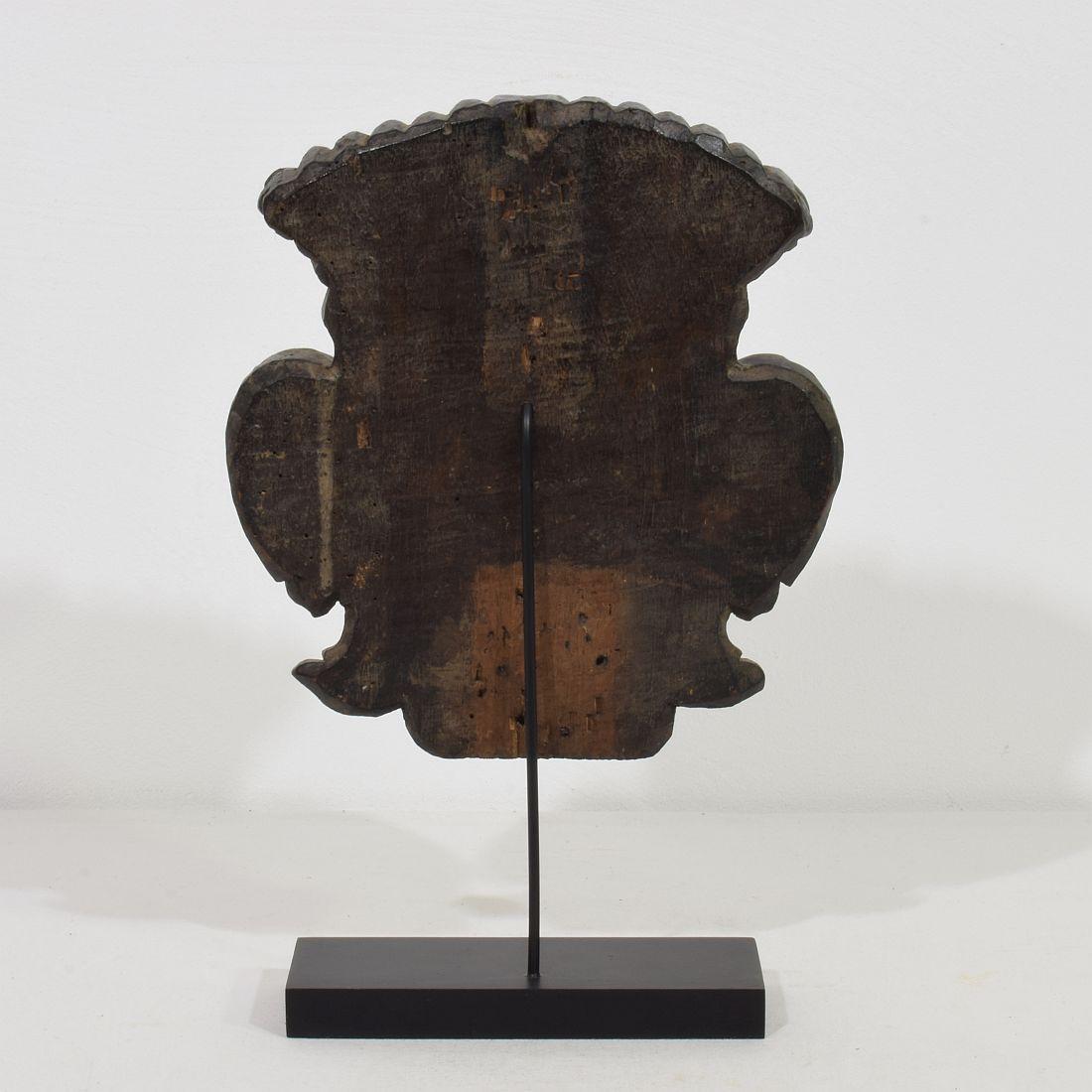 Kleiner italienischer Barockmantel aus geschnitztem Holz aus dem 17./18. Jahrhundert im Zustand „Gut“ im Angebot in Buisson, FR