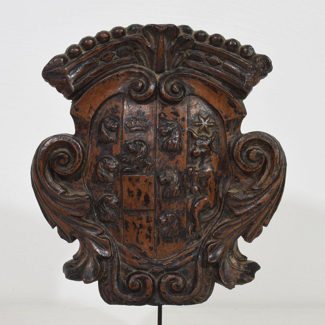 Small Italian 17/18th Century Baroque Carved Wooden Coat of Arms For Sale 2
