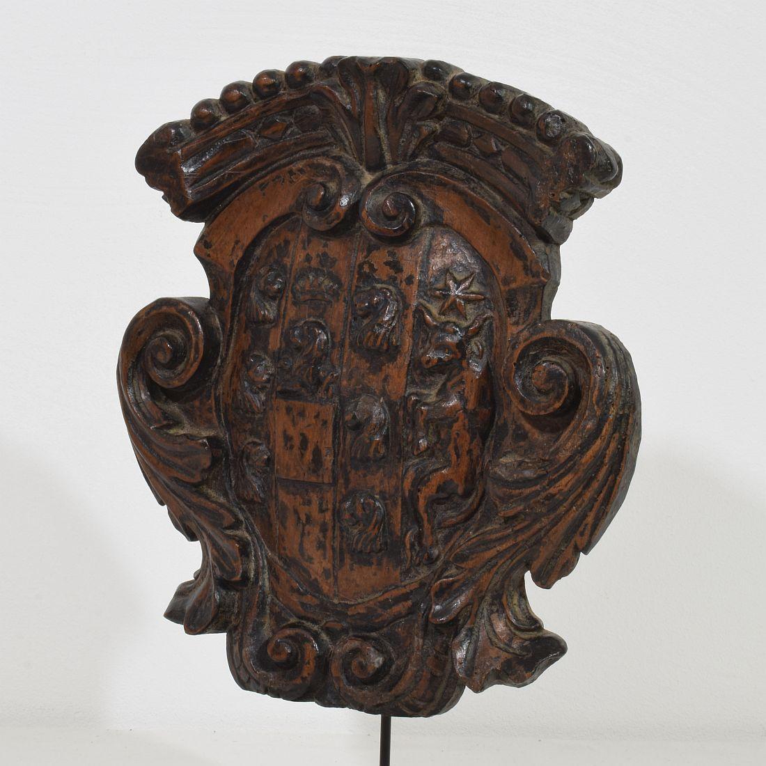 Small Italian 17/18th Century Baroque Carved Wooden Coat of Arms For Sale 3