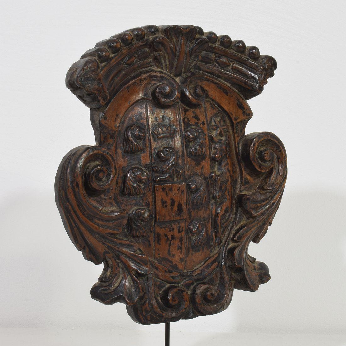 Small Italian 17/18th Century Baroque Carved Wooden Coat of Arms For Sale 4