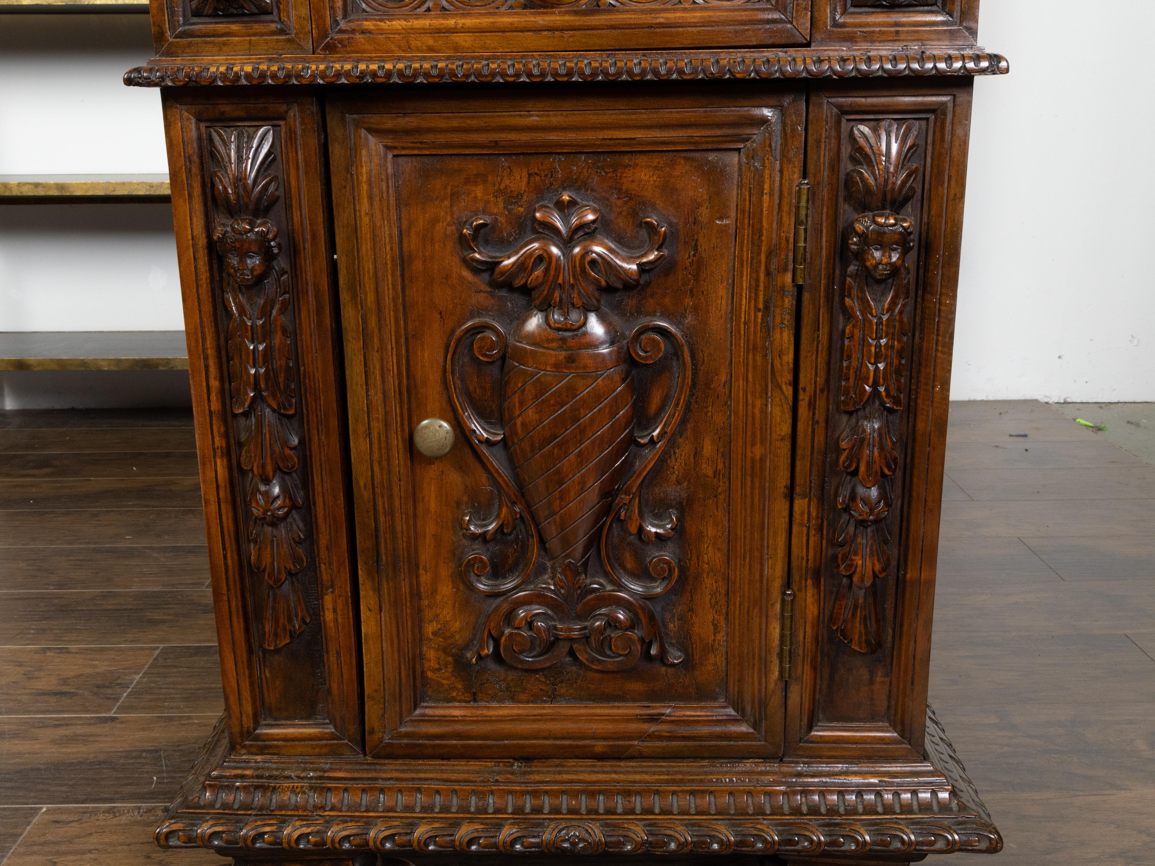 Petite armoire italienne en noyer des années 1800 avec urne sculptée, décor de feuillage et de mascarons en vente 5