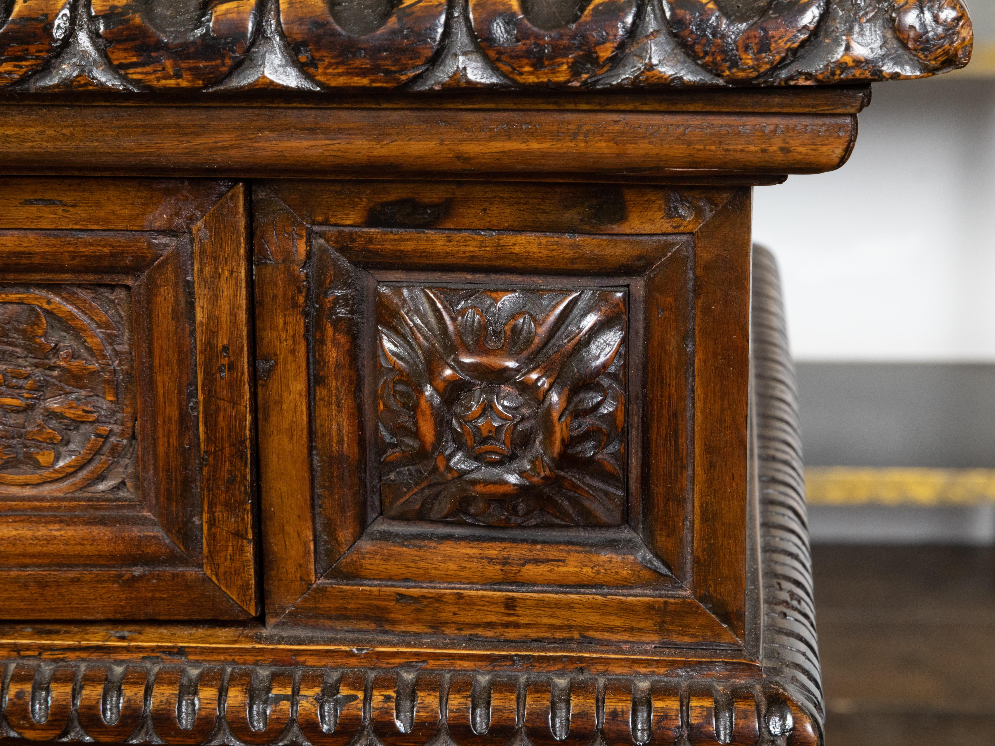 Petite armoire italienne en noyer des années 1800 avec urne sculptée, décor de feuillage et de mascarons en vente 7