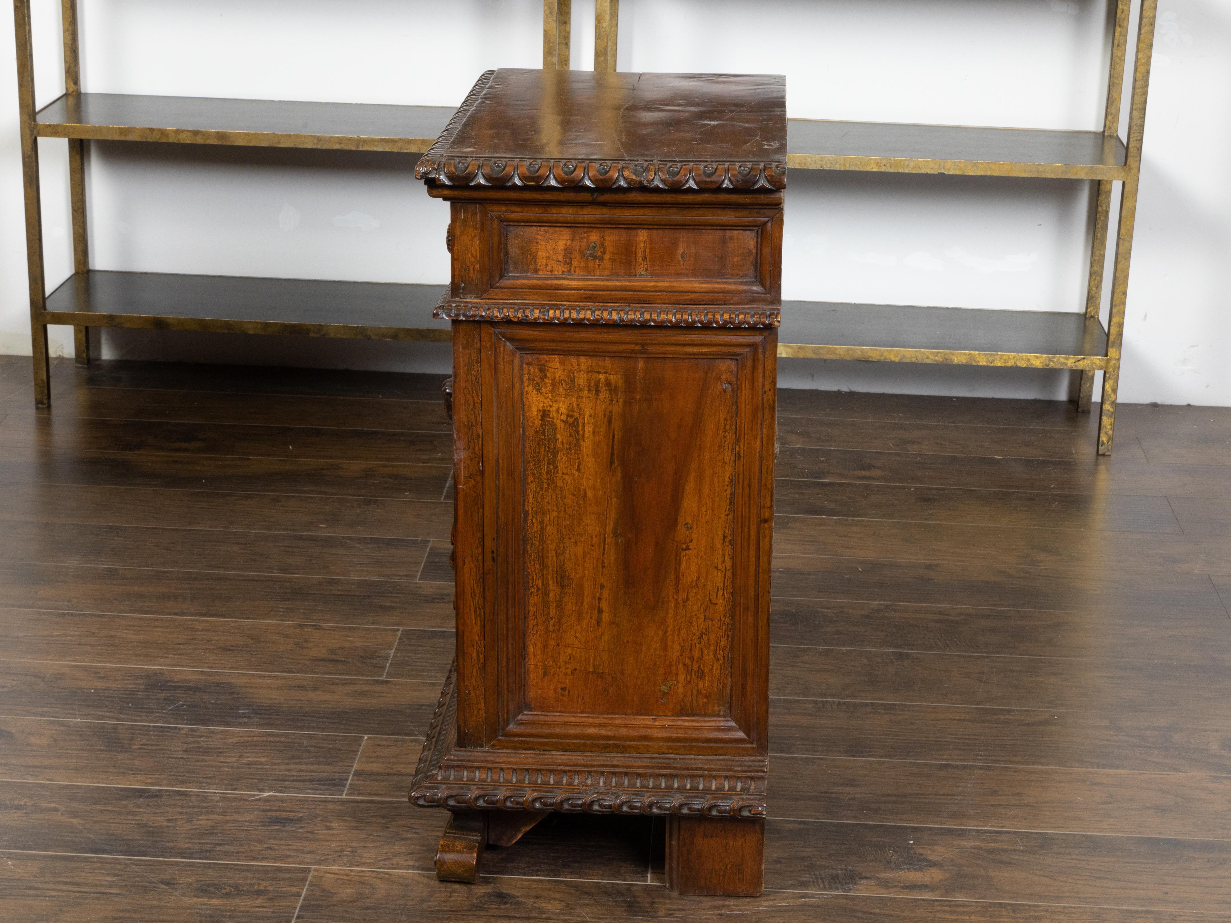 Petite armoire italienne en noyer des années 1800 avec urne sculptée, décor de feuillage et de mascarons en vente 1