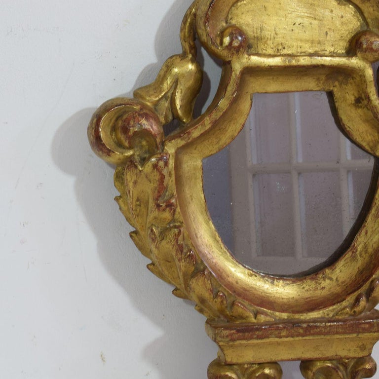 Small Italian 18th Century Giltwood Neoclassical Mirror For Sale 1