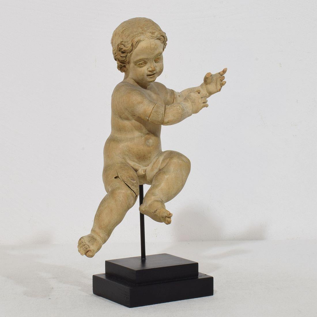 Pequeño ángel barroco italiano del siglo XVIII tallado a mano en madera Barroco en venta