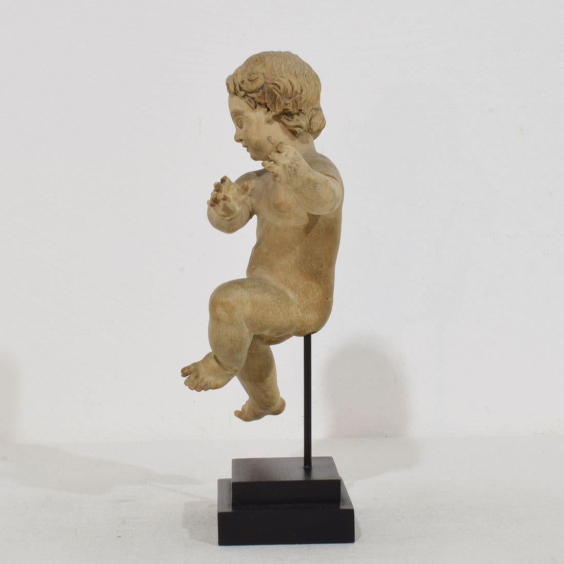 Pequeño ángel barroco italiano del siglo XVIII tallado a mano en madera en Bueno estado para la venta en Buisson, FR