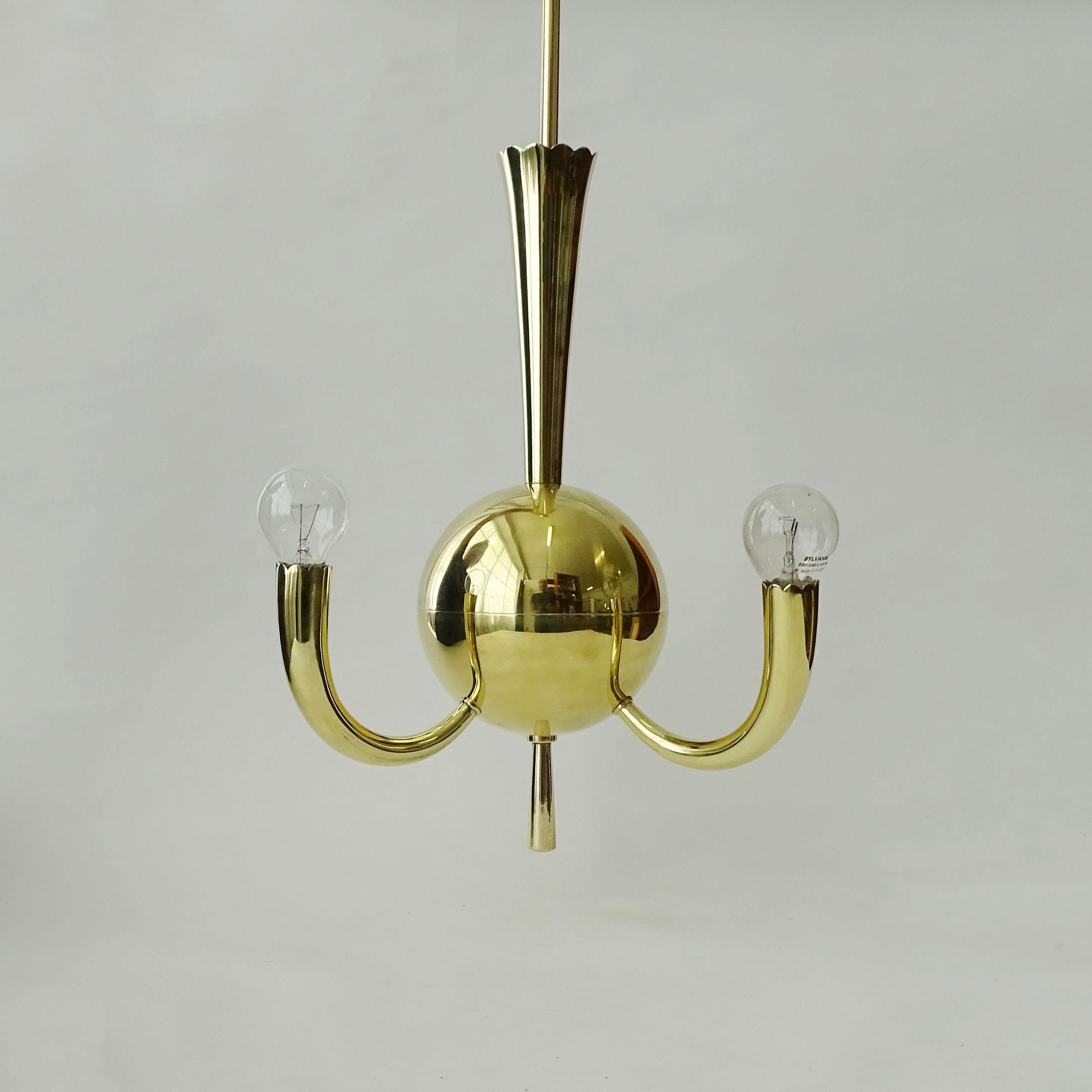 Petit plafonnier art déco italien des années 1930 à trois lumières en laiton 
Attribué à Gio Ponti et Emilio Lancia.


