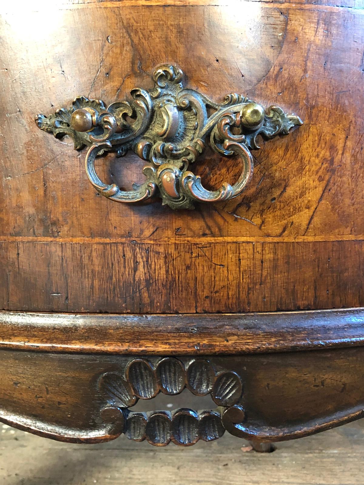 Small Italian 19th century Rococo Style Commode in vendita 3