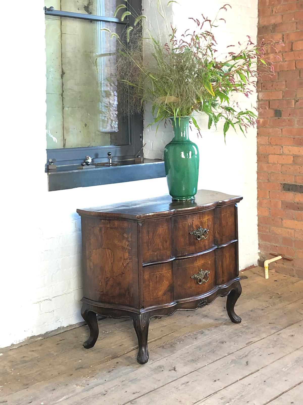 Impiallacciato Small Italian 19th century Rococo Style Commode in vendita