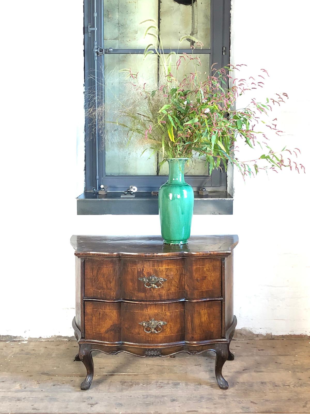 Small Italian 19th century Rococo Style Commode In condizioni buone in vendita a Troy, NY