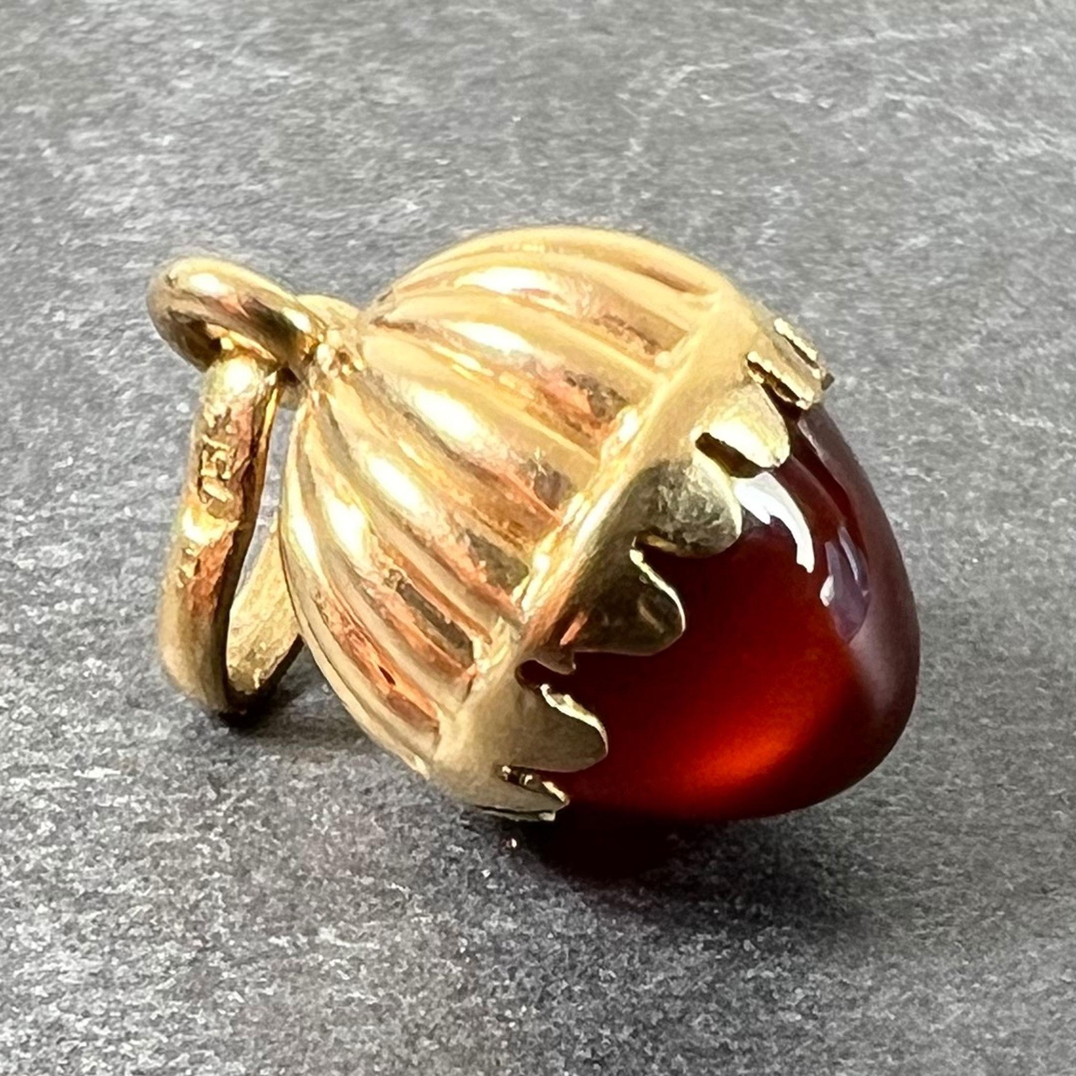 Taille cabochon Petit pendentif en or jaune 18K avec breloques en cornaline et calcédoine en vente