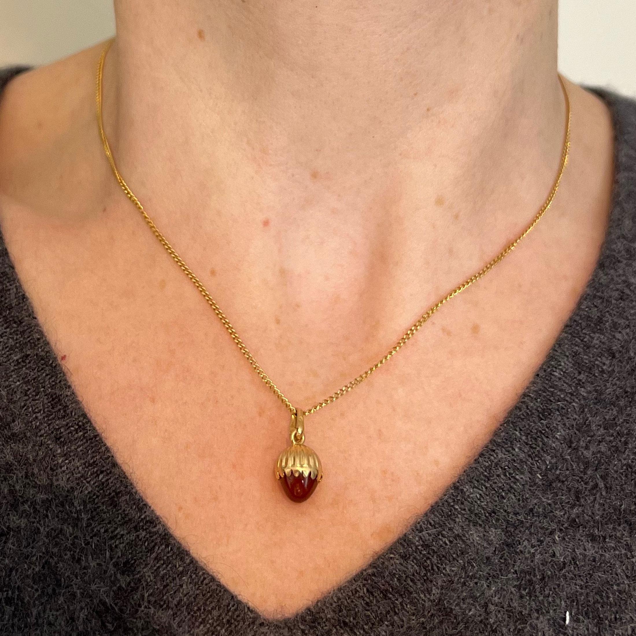 Petit pendentif en or jaune 18K avec breloques en cornaline et calcédoine Bon état - En vente à London, GB