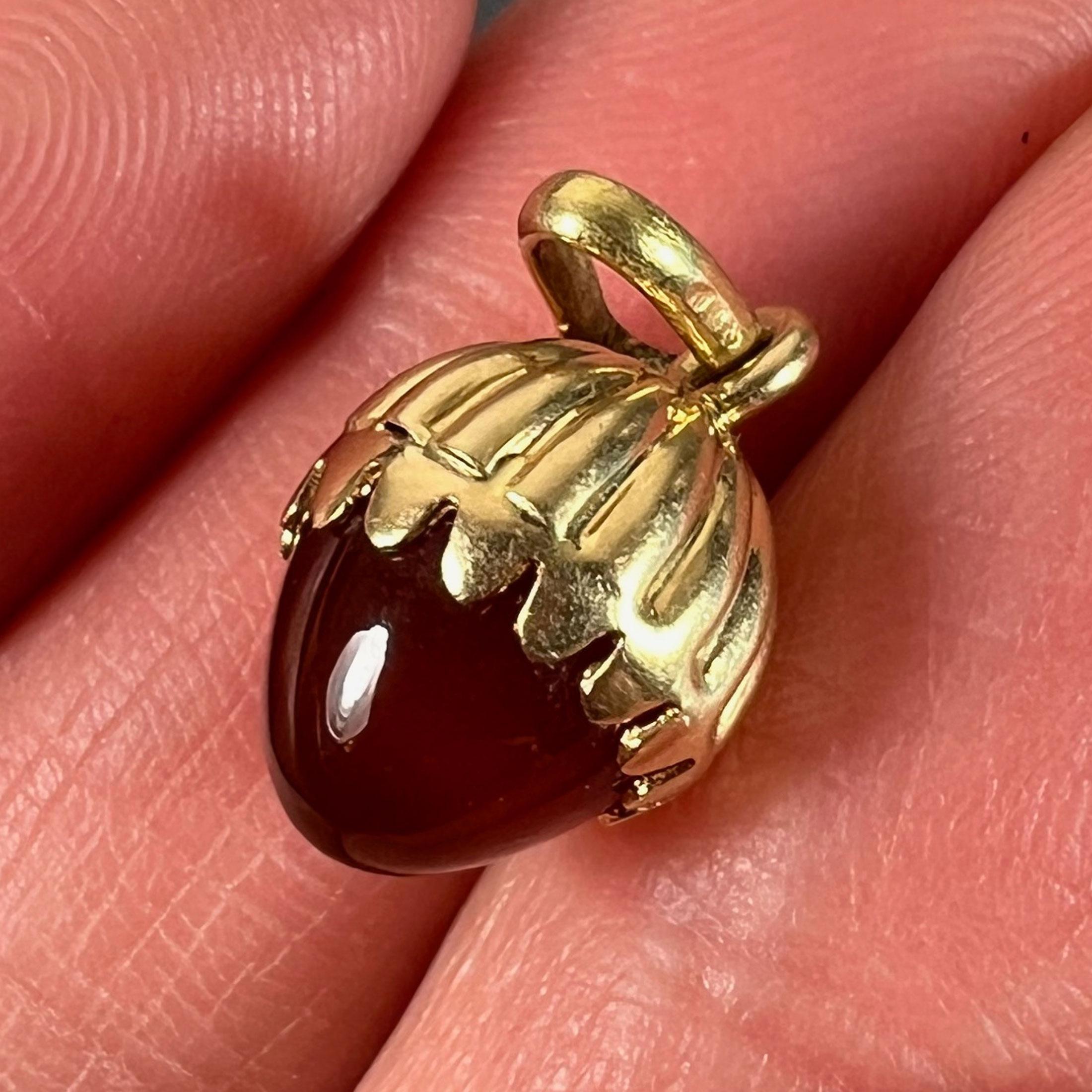 Petit pendentif en or jaune 18K avec breloques en cornaline et calcédoine Unisexe en vente