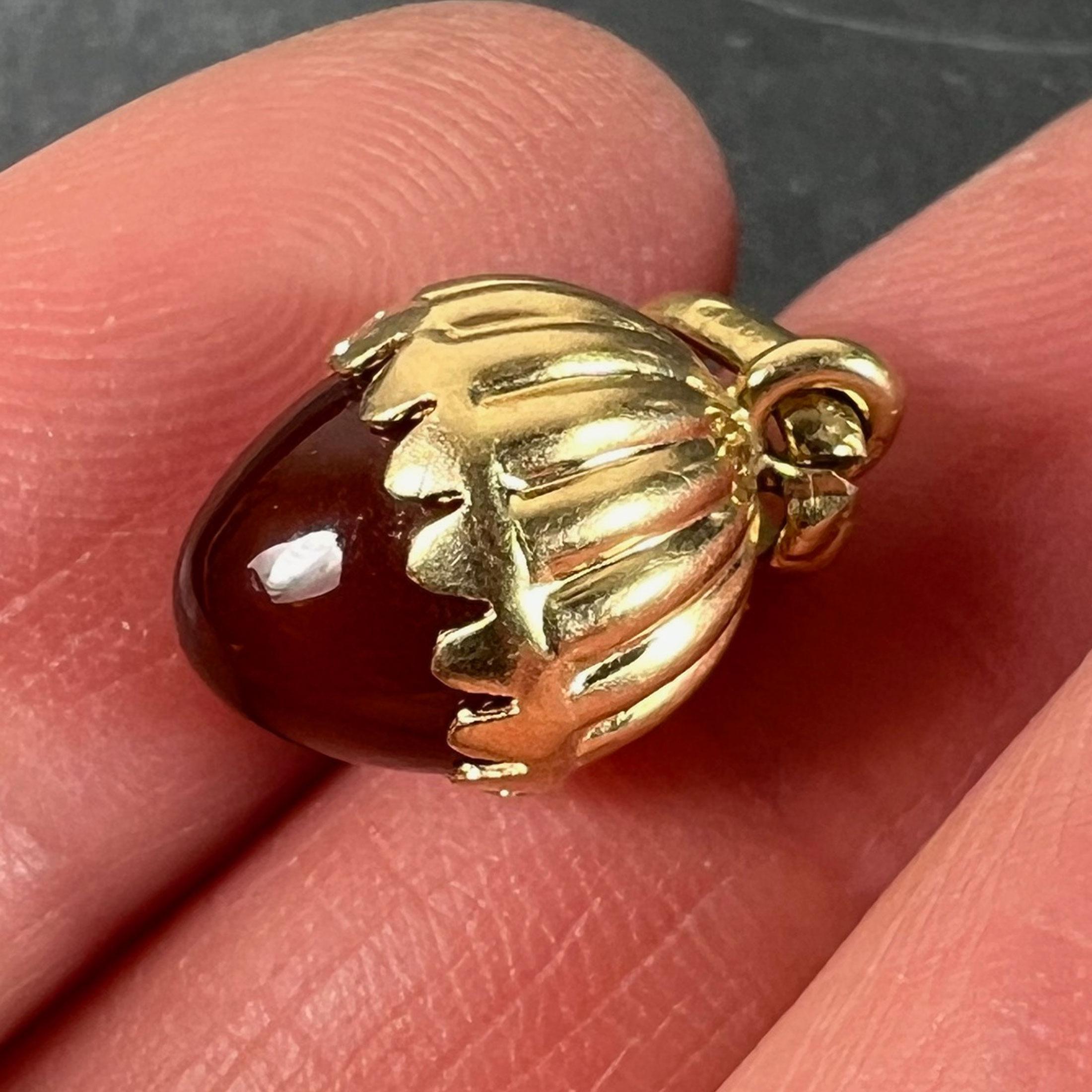 Petit pendentif en or jaune 18K avec breloques en cornaline et calcédoine en vente 1