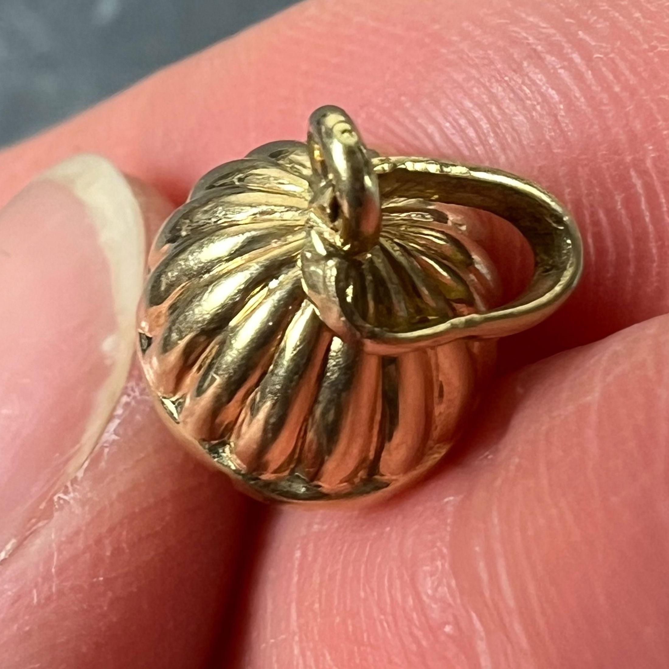 Petit pendentif en or jaune 18K avec breloques en cornaline et calcédoine en vente 2