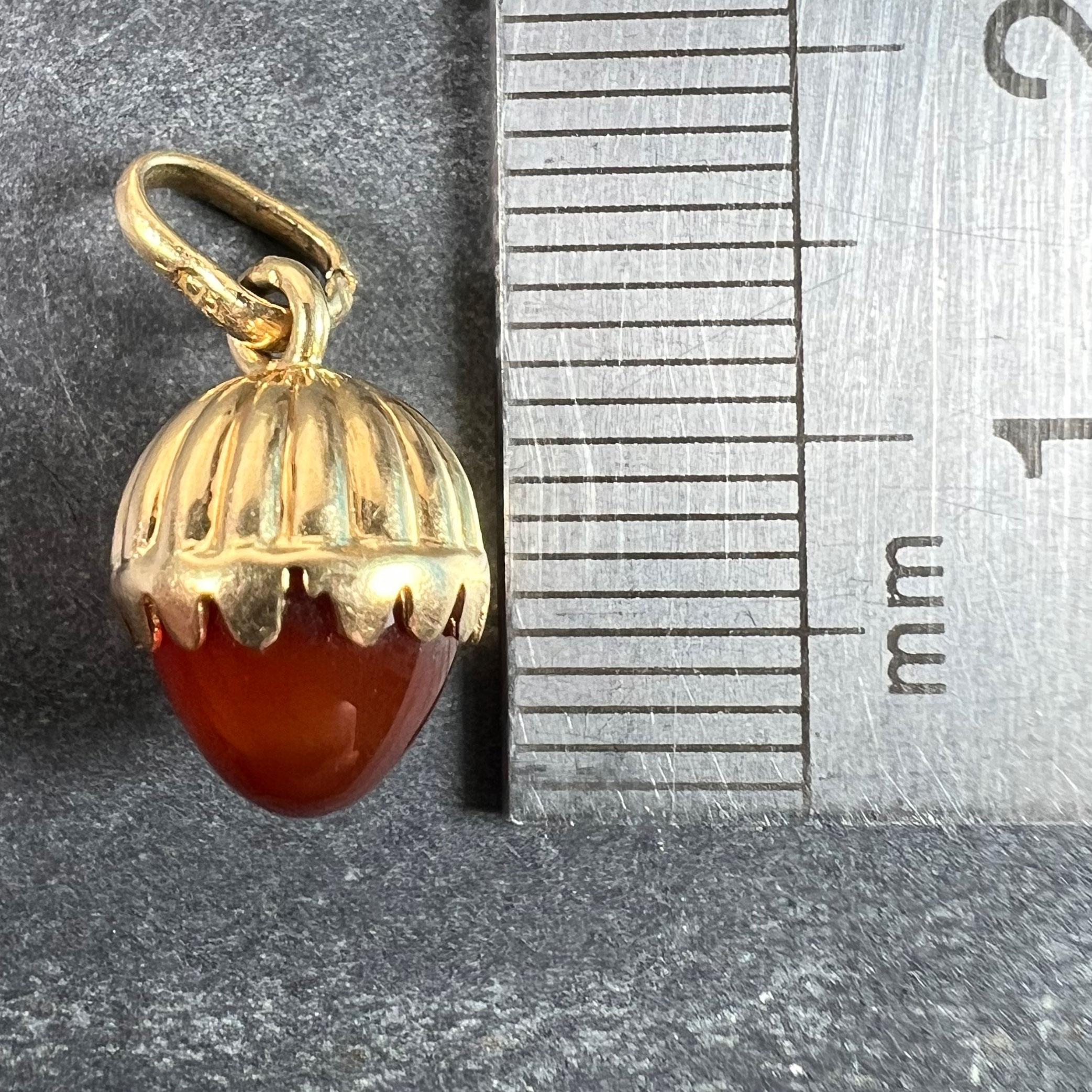 Petit pendentif en or jaune 18K avec breloques en cornaline et calcédoine en vente 4