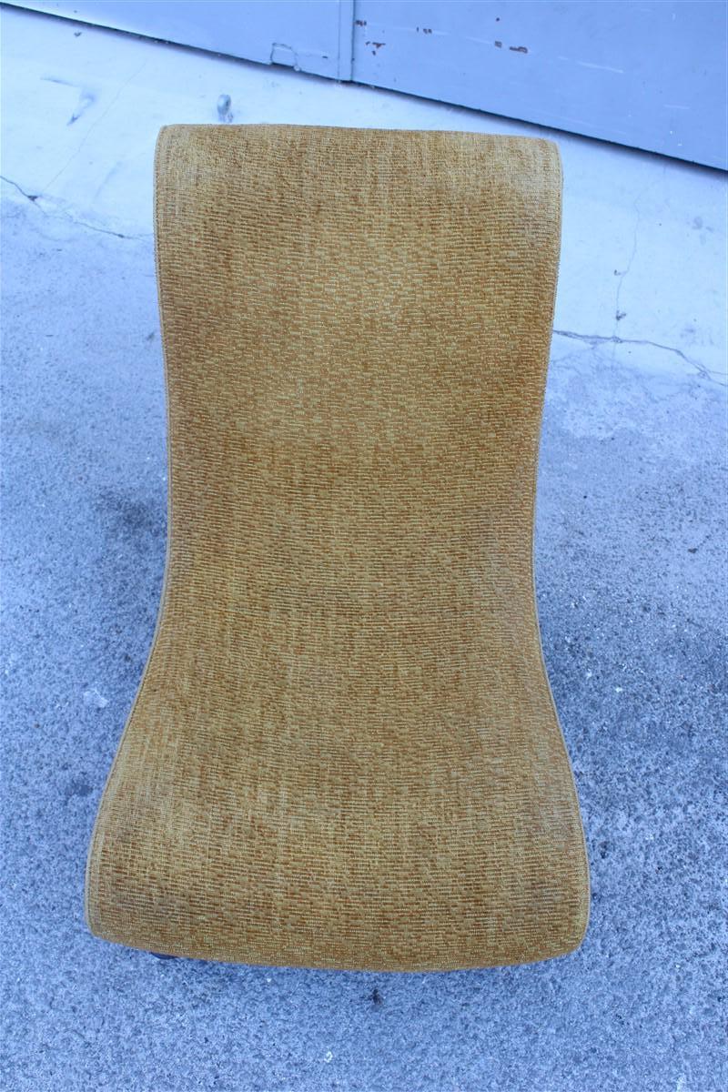 Italienischer Sessel aus gelbem Stoff mit Holzfüßen im Carlo Mollino-Stil im Angebot 6