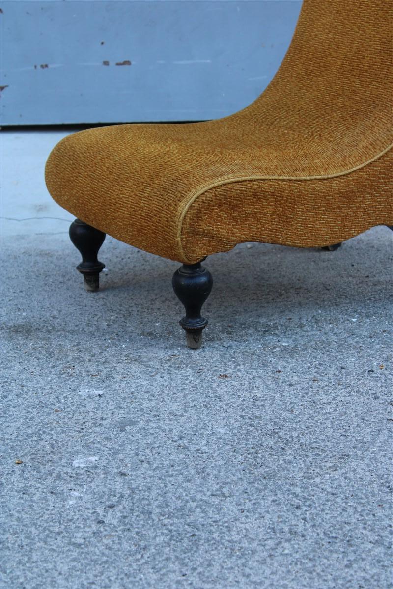 Milieu du XXe siècle Petit fauteuil italien en tissu jaune avec pieds en bois style Carlo Mollino en vente
