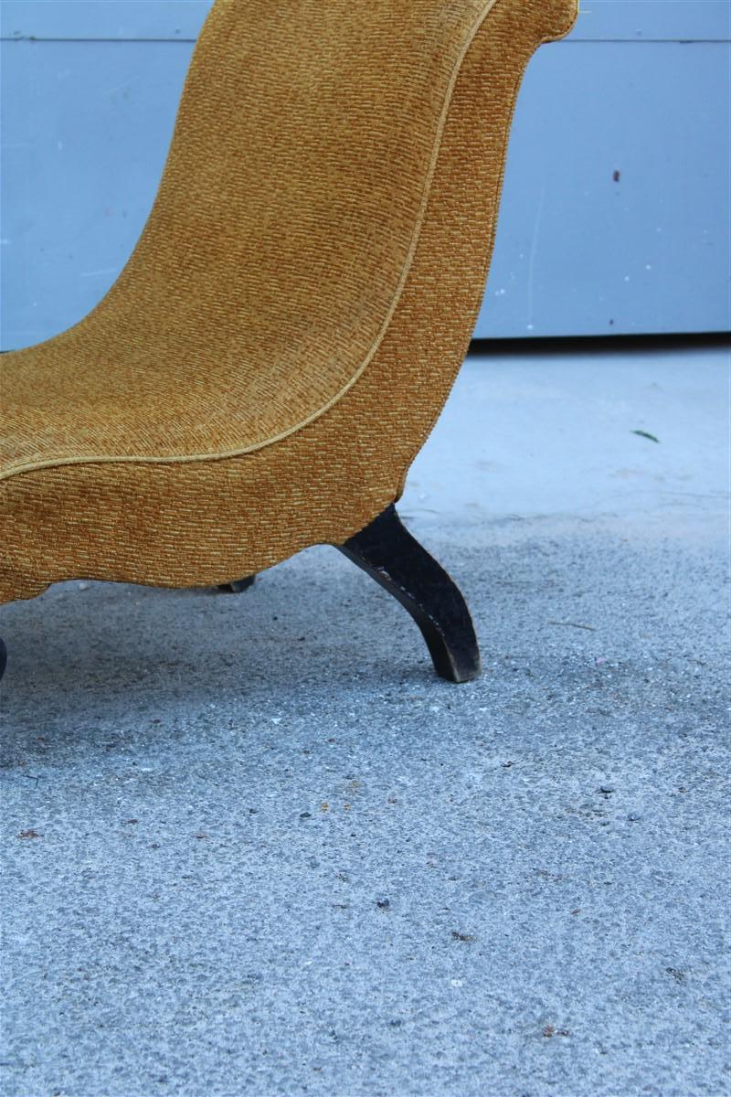 Italienischer Sessel aus gelbem Stoff mit Holzfüßen im Carlo Mollino-Stil im Angebot 1