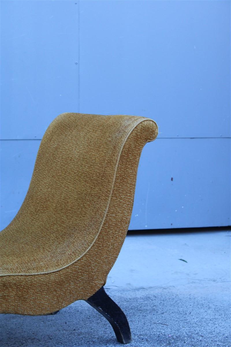 Italienischer Sessel aus gelbem Stoff mit Holzfüßen im Carlo Mollino-Stil im Angebot 2