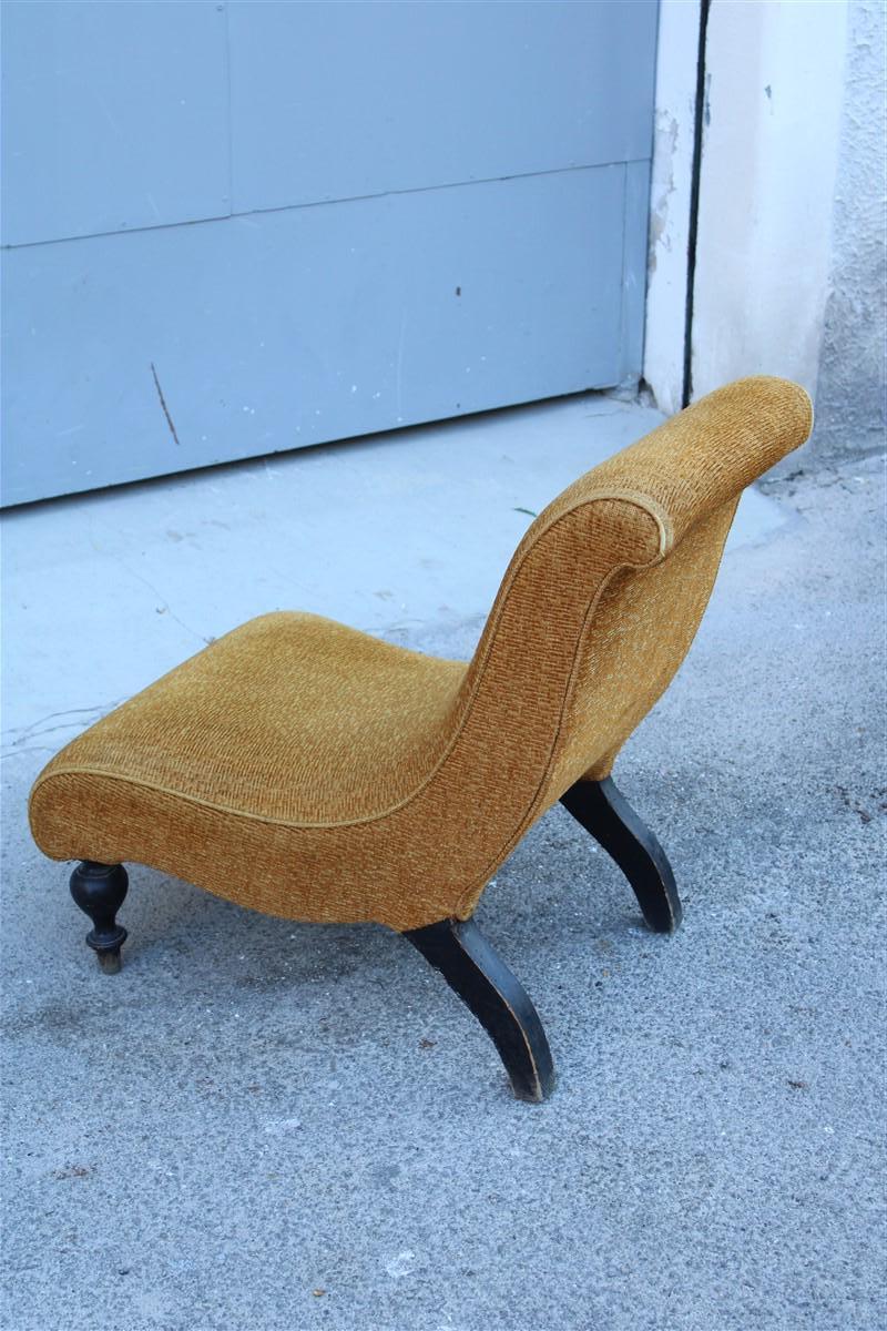 Italienischer Sessel aus gelbem Stoff mit Holzfüßen im Carlo Mollino-Stil im Angebot 3