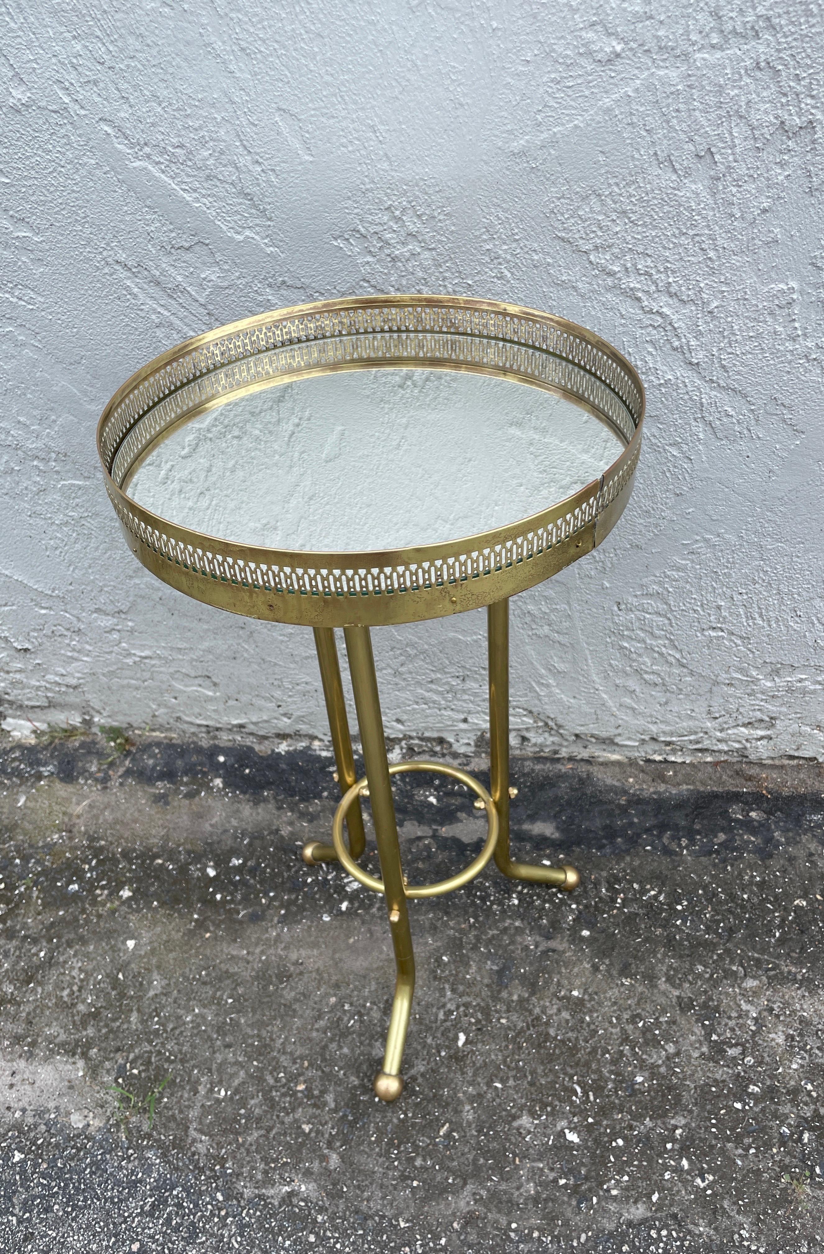 Vintage table ronde à boissons en laiton avec plateau en miroir et base tripode.