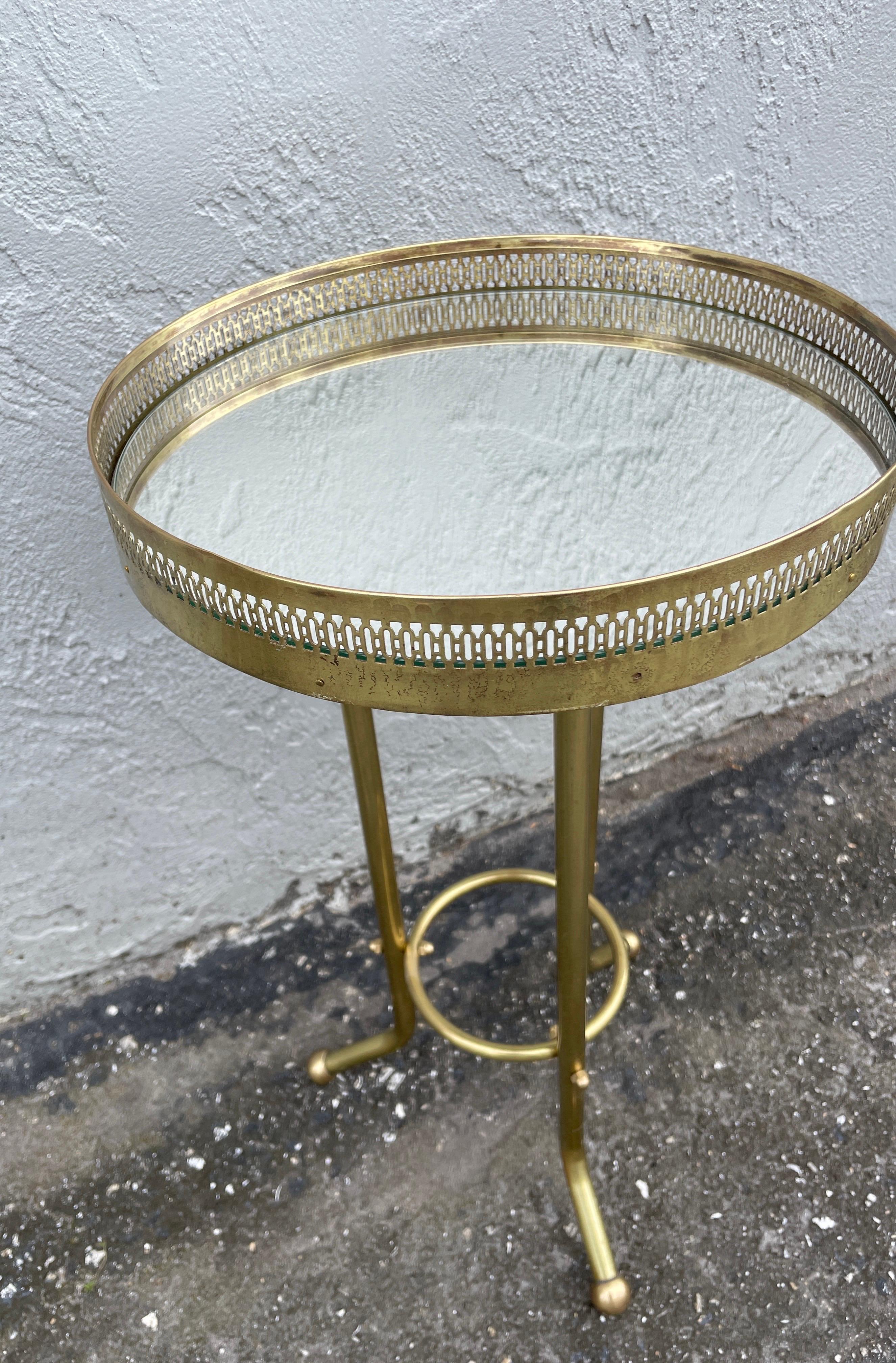 20ième siècle Petite table à boissons italienne en laiton et miroir en vente