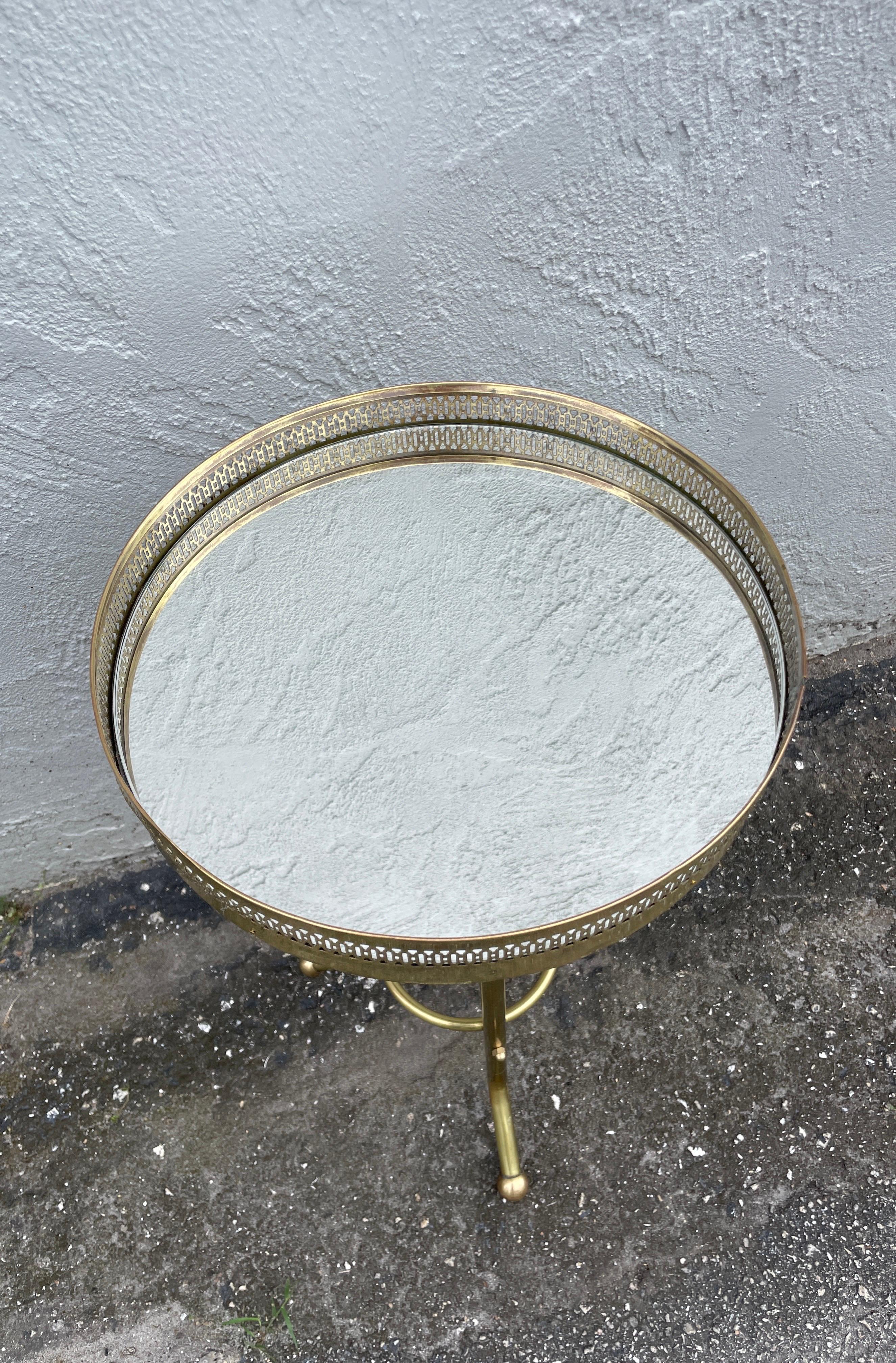 Laiton Petite table à boissons italienne en laiton et miroir en vente