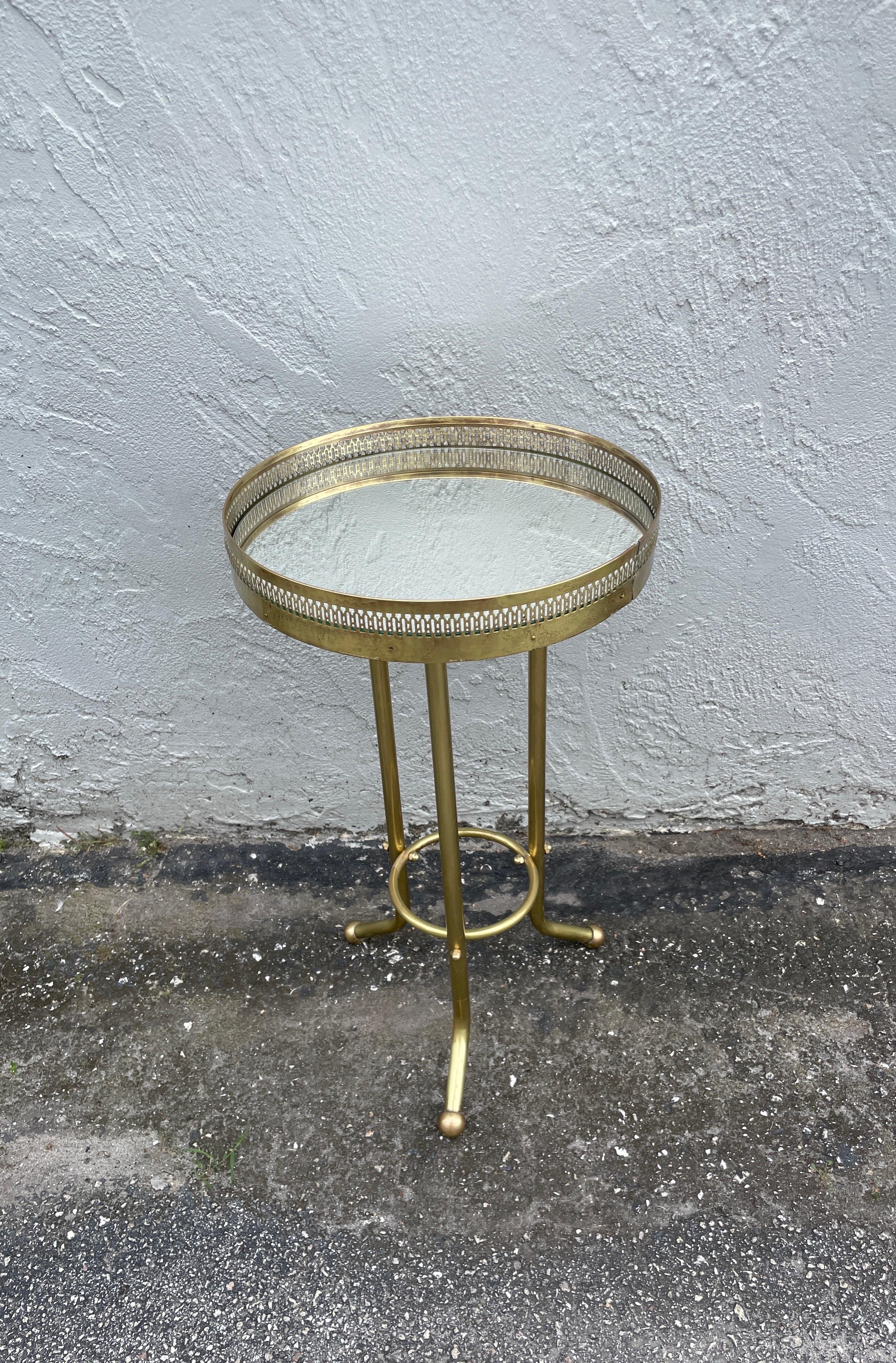 Petite table à boissons italienne en laiton et miroir en vente 2
