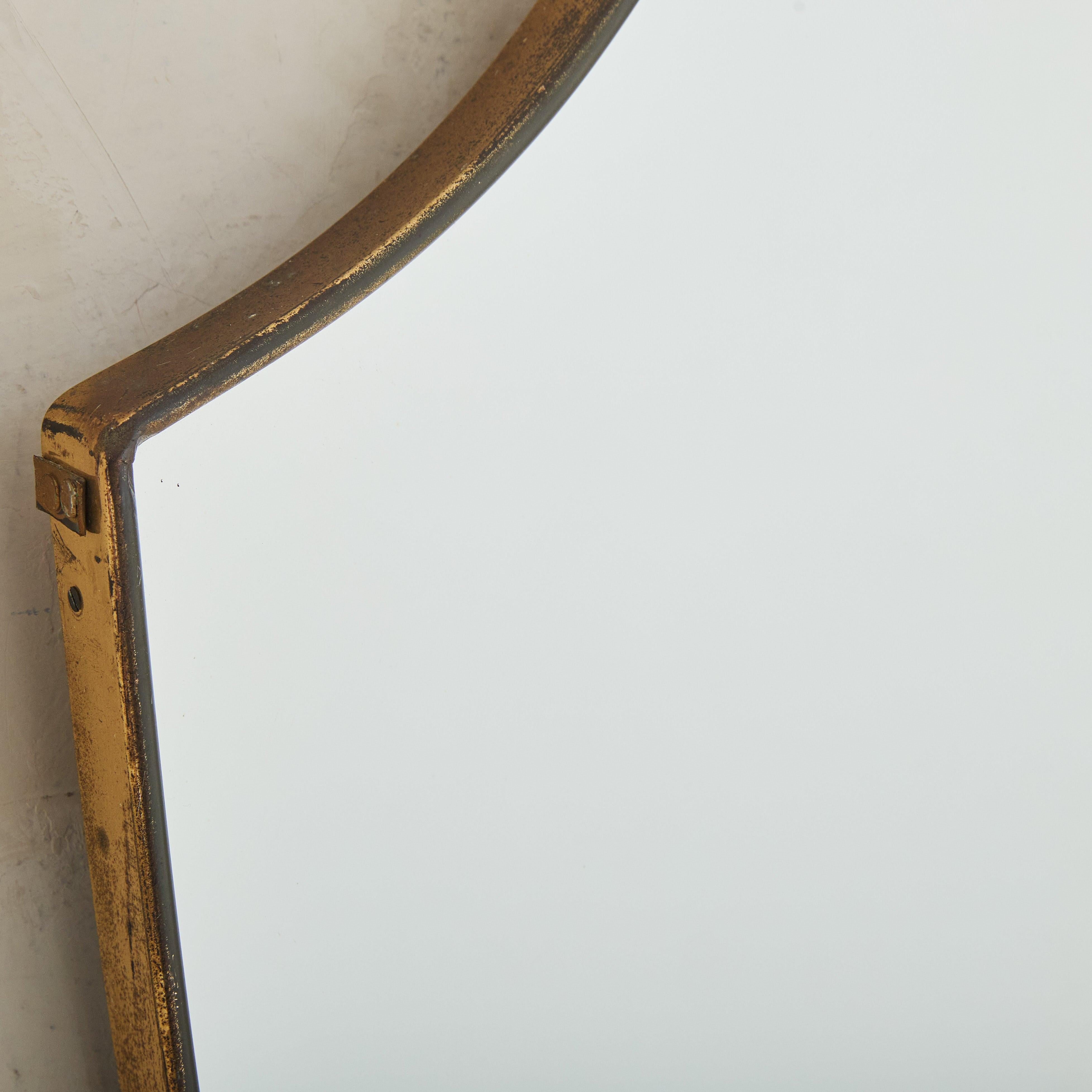 Moderno Piccolo specchio da parete italiano a forma di scudo in ottone, anni '70 in vendita