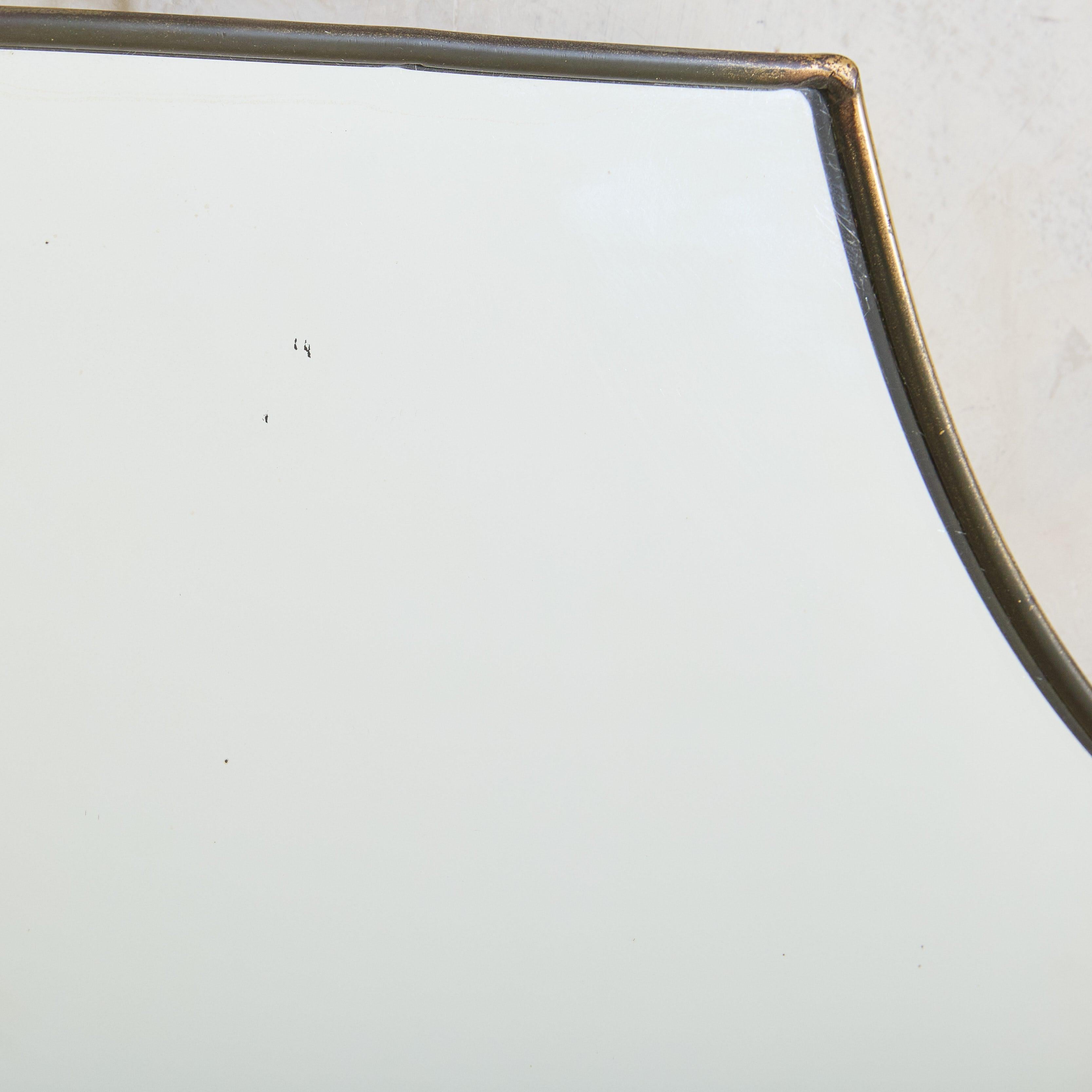 Italiano Piccolo specchio da parete italiano a forma di scudo in ottone, anni '70 in vendita