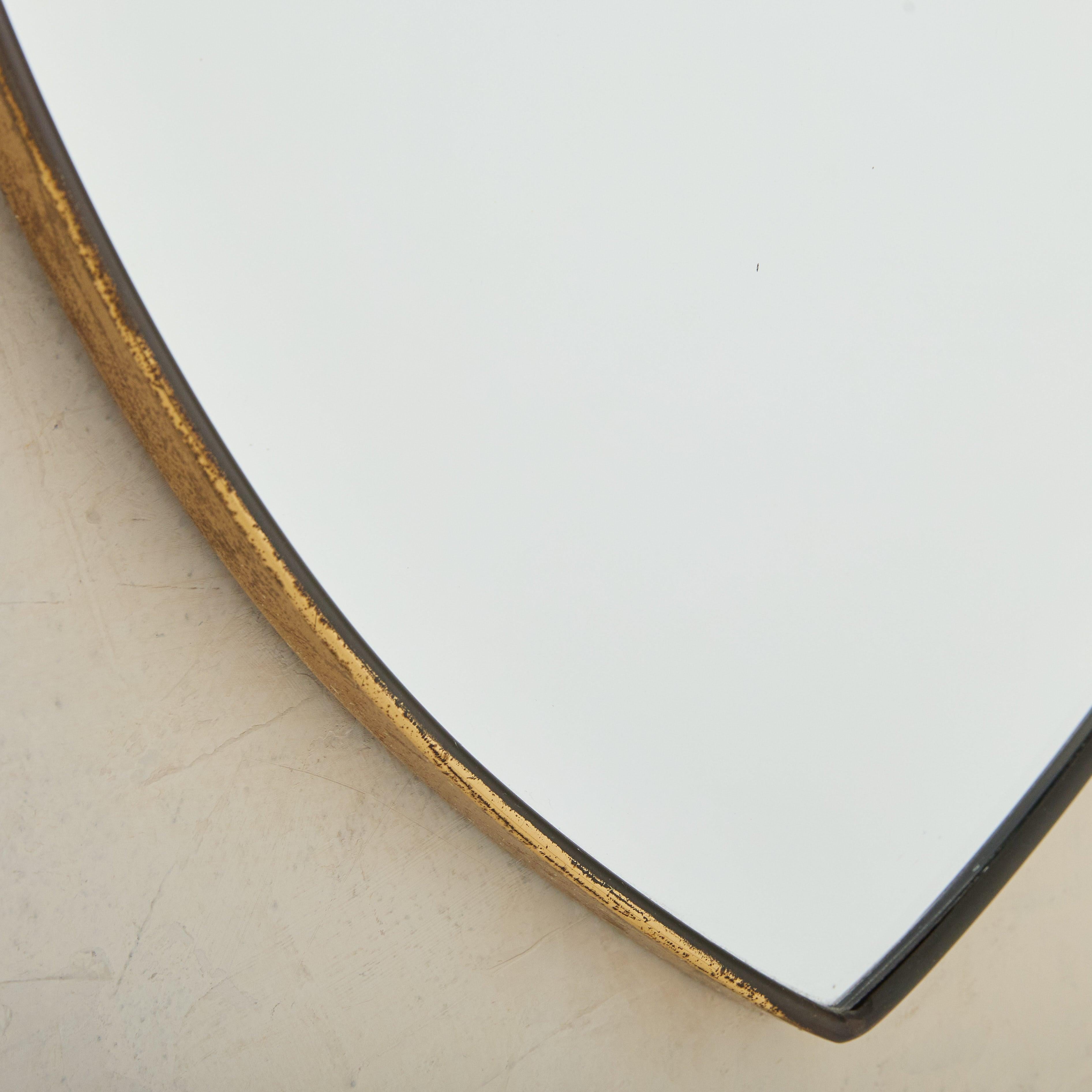 Fine XX secolo Piccolo specchio da parete italiano a forma di scudo in ottone, anni '70 in vendita