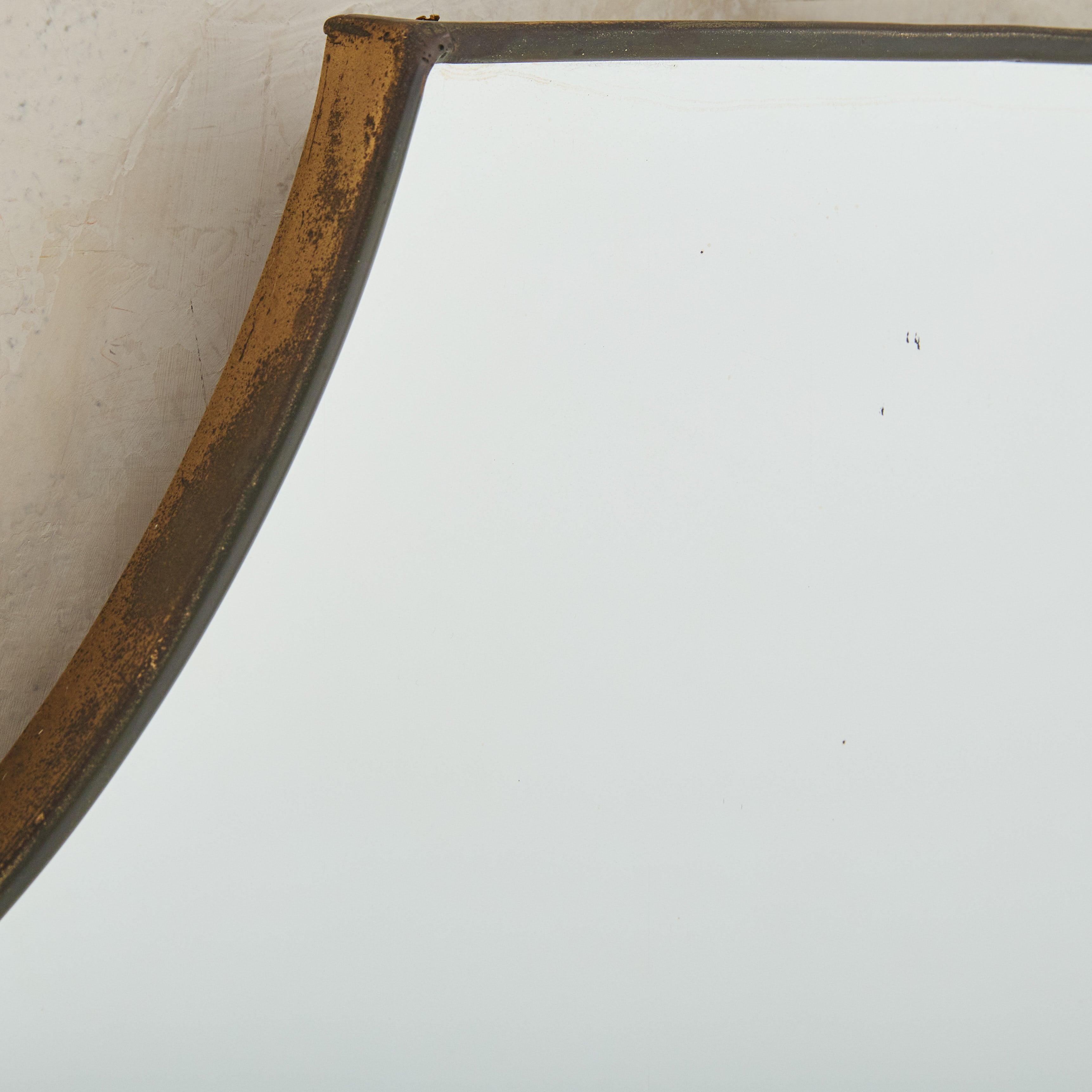 Ottone Piccolo specchio da parete italiano a forma di scudo in ottone, anni '70 in vendita