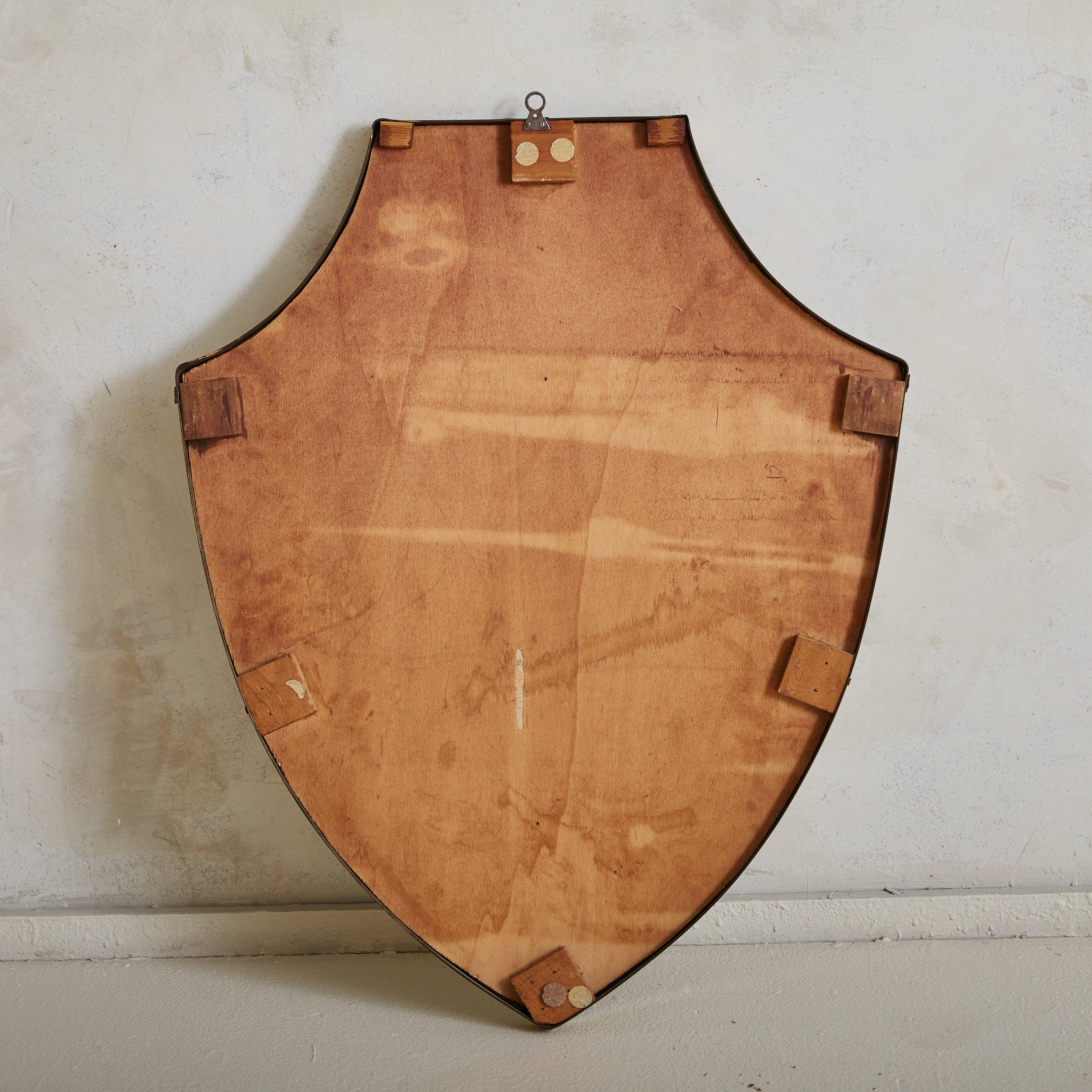 Piccolo specchio da parete italiano a forma di scudo in ottone, anni '70 in vendita 1