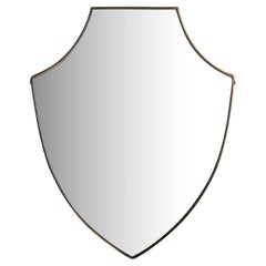 Pequeño espejo de pared italiano en forma de escudo de latón, años 70