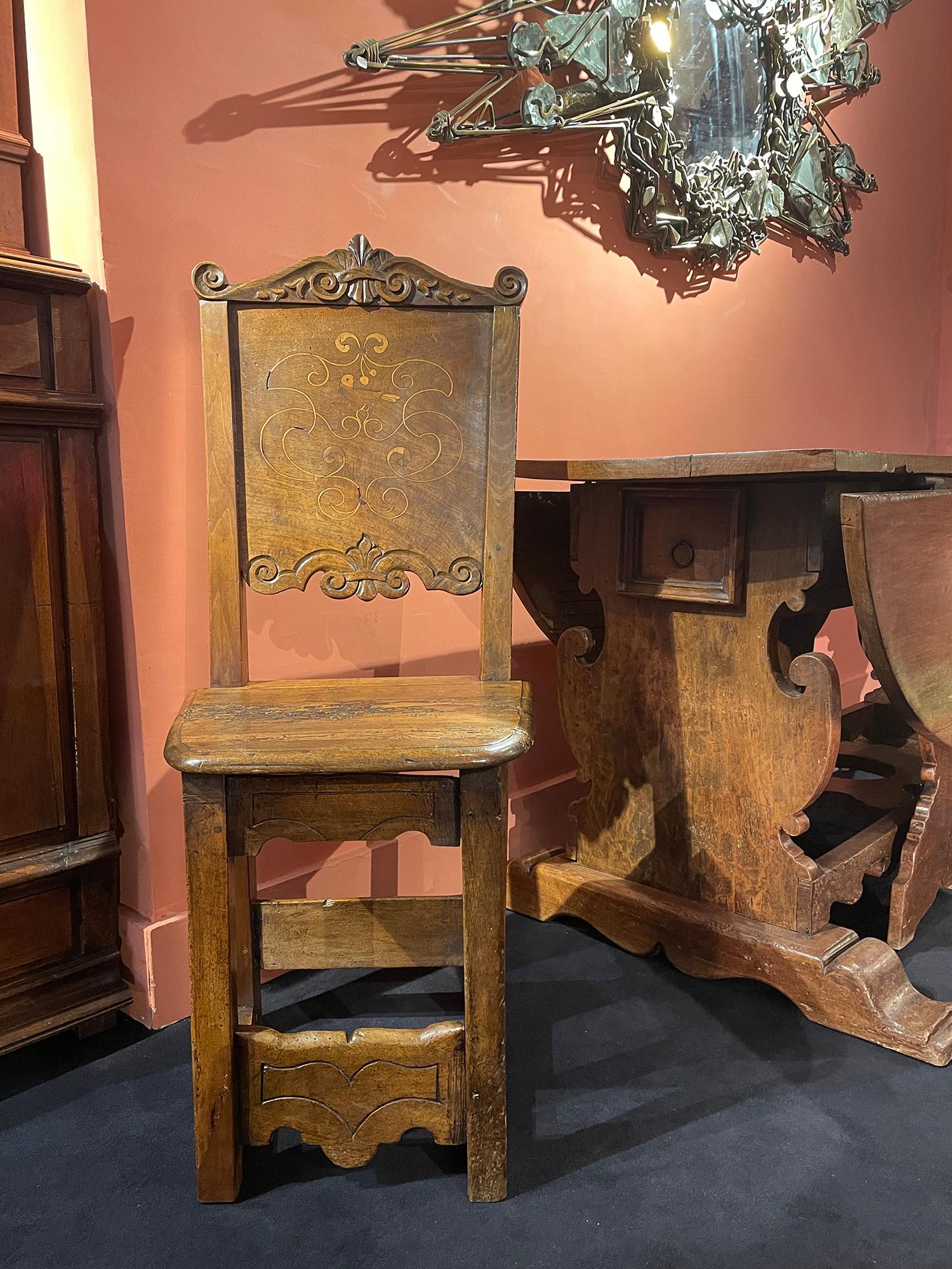 POLTRONCINA ITALIANA CON DECORAZIONI A INTARSIO
 
ORIGINE : ITALIA
PERIODO: PRIMO XVI SECOLO
 
Altezza: 103 cm
Larghezza: 45 cm
Profondità: 38 cm
 
Questa sedia poggia su una base trapezoidale. Le due gambe anteriori sono unite da un distanziatore