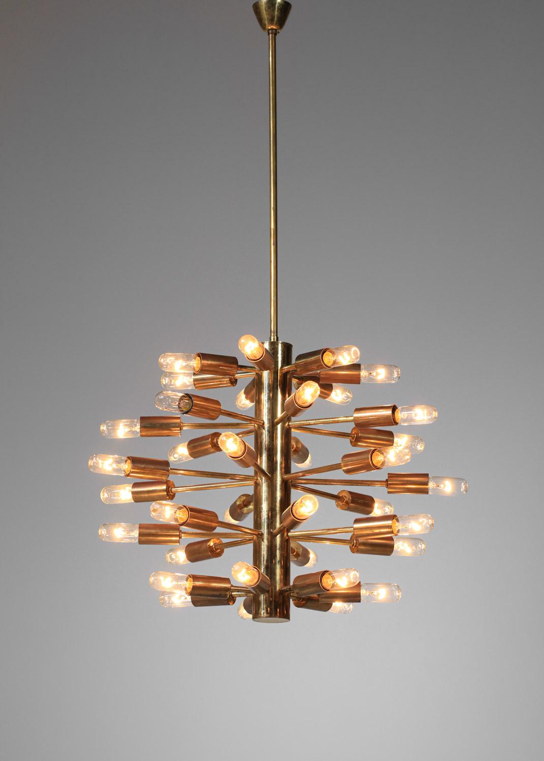 Small Italian chandelier from 60s in massive brass 30 bulbs attr. in stilnovo  In Good Condition For Sale In Lyon, FR