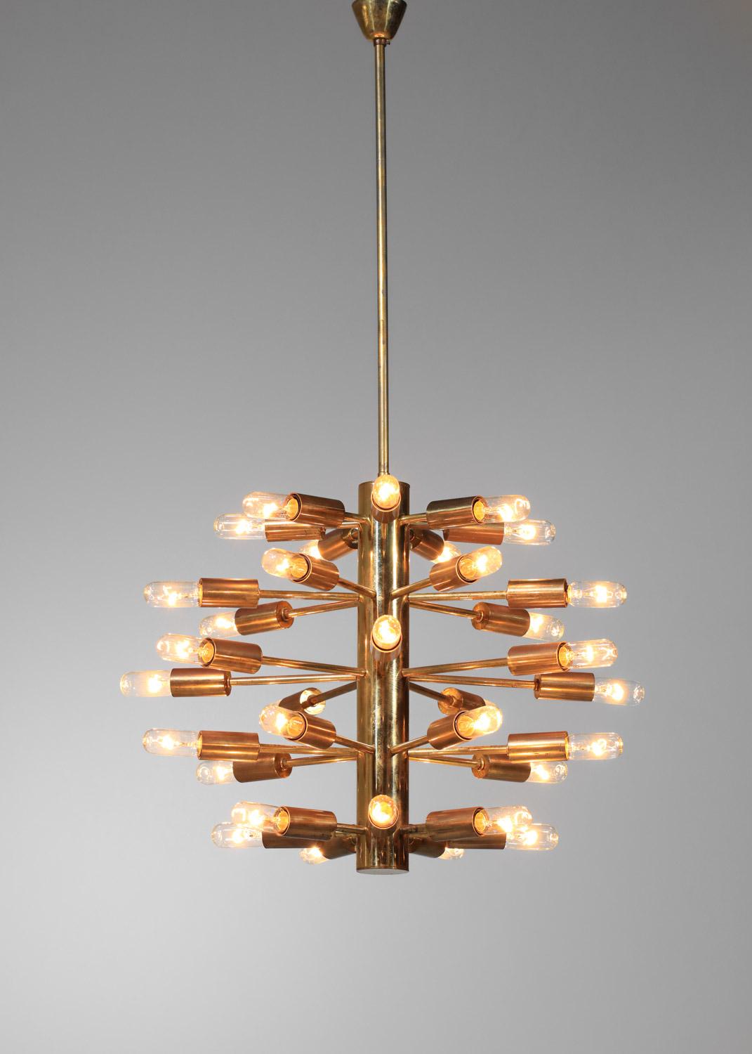 Small Italian chandelier from 60s in massive brass 30 bulbs attr. in stilnovo  For Sale 2