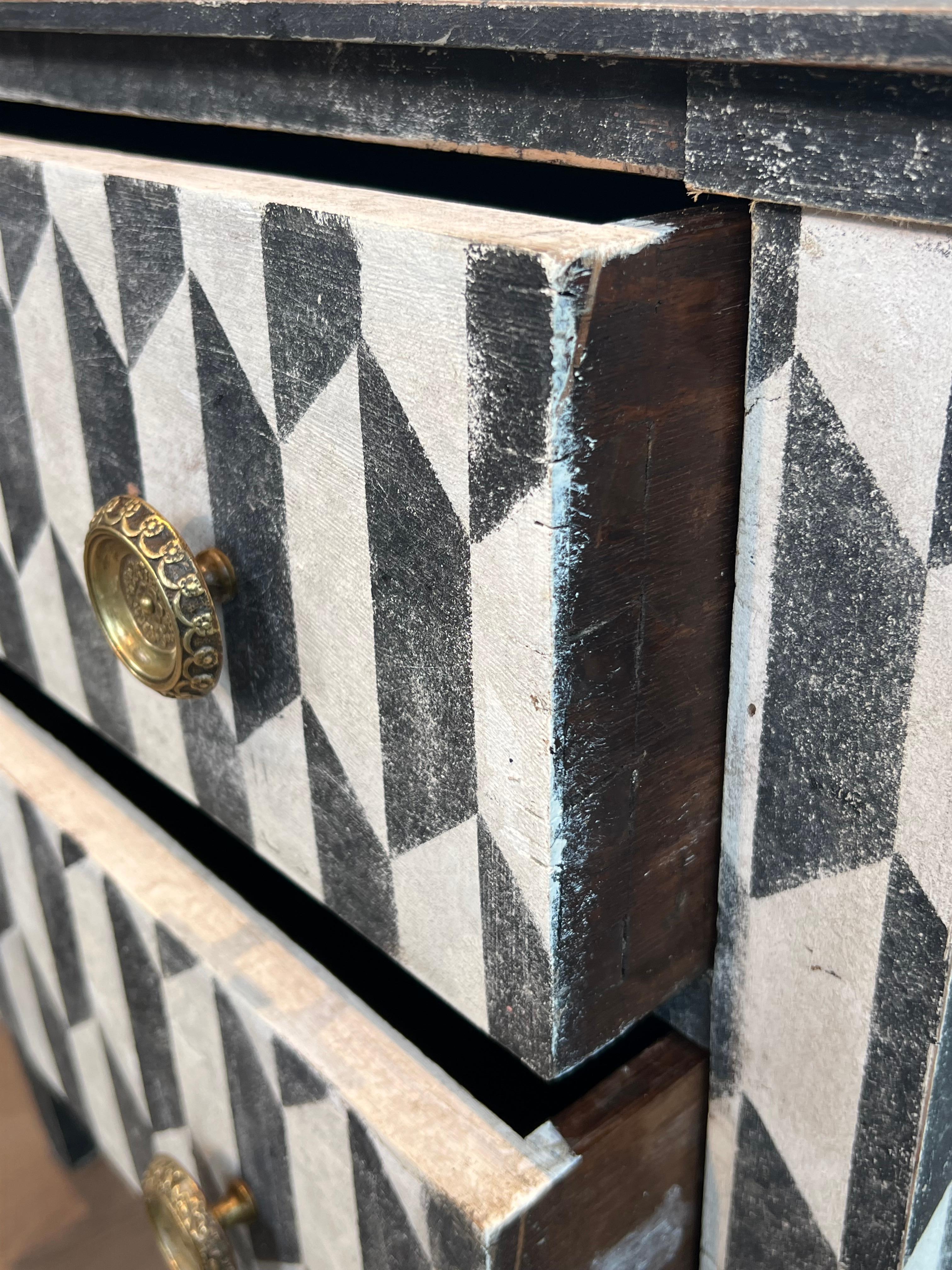 Petite commode italienne patinée avec une peinture en trompe-l'Oeil en vente 5