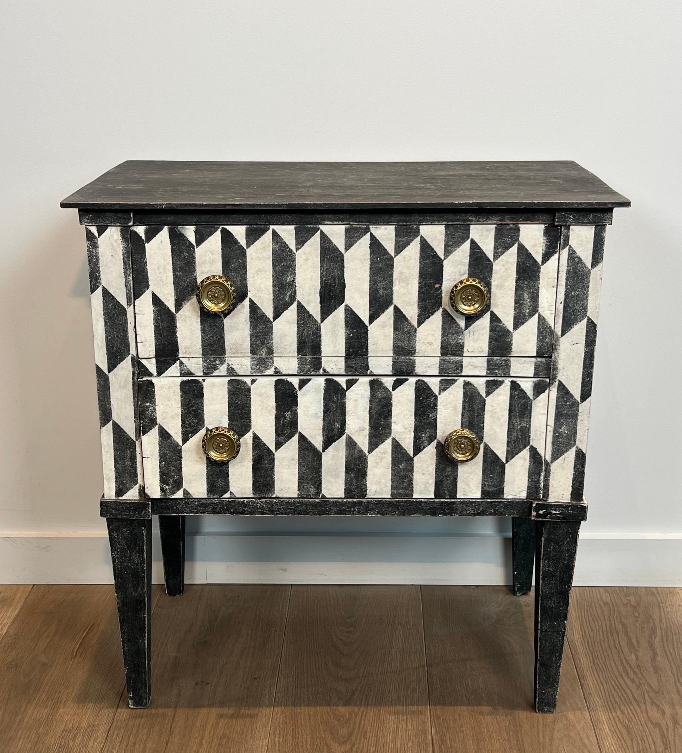 Petite commode italienne patinée avec une peinture en trompe-l'Oeil en vente 6
